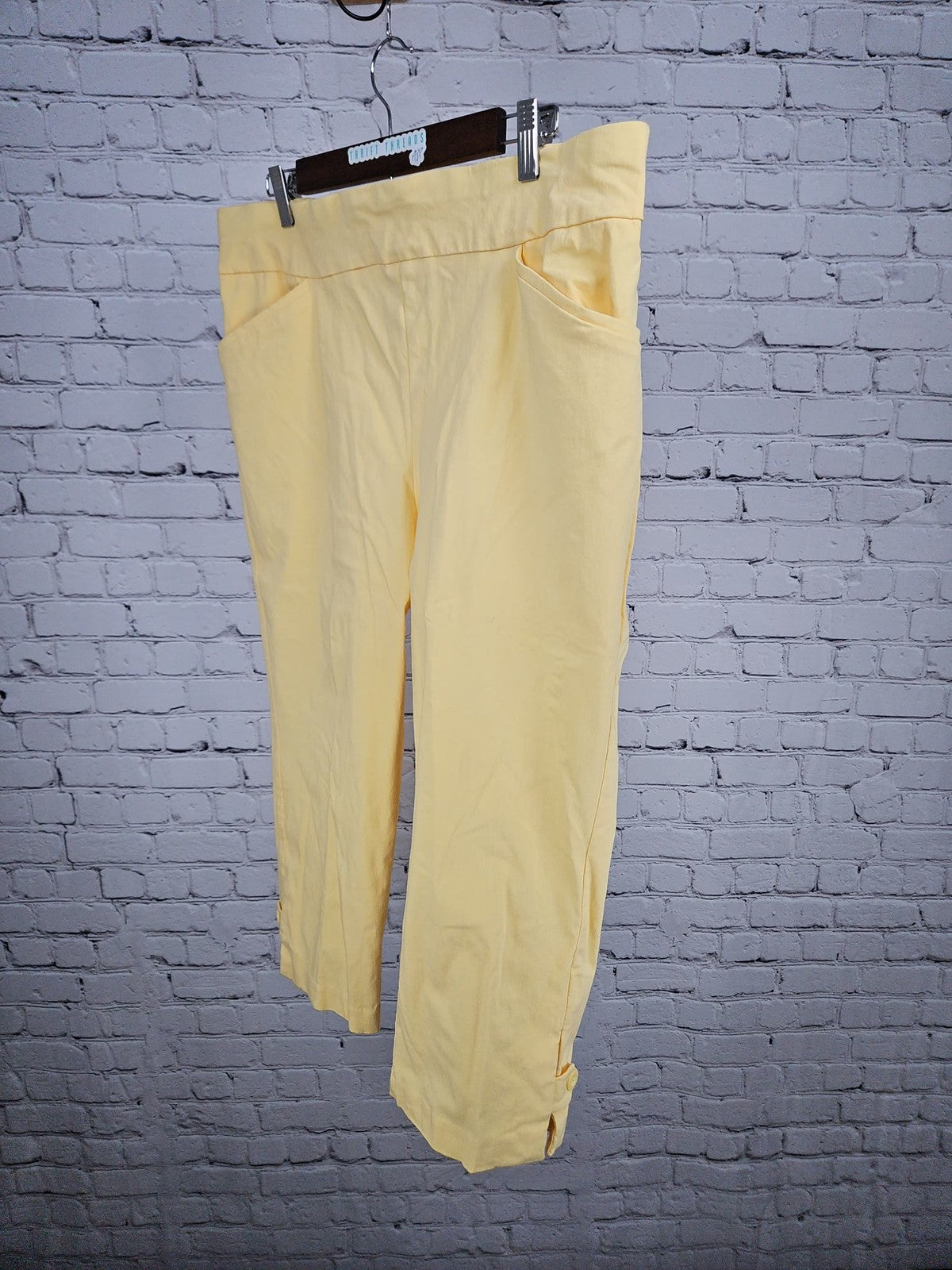 Chico's Perfect Stretch Yellow Pull On Button Tab Capri Pants 3 US 16 (37X20)