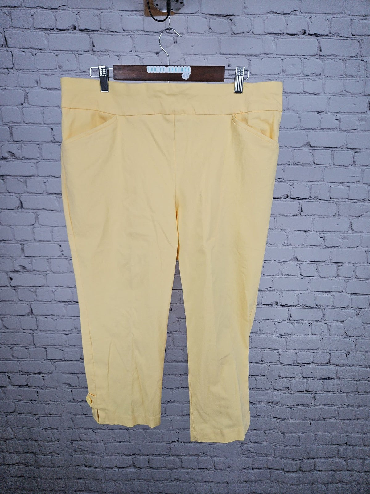 Chico's Perfect Stretch Yellow Pull On Button Tab Capri Pants 3 US 16 (37X20)