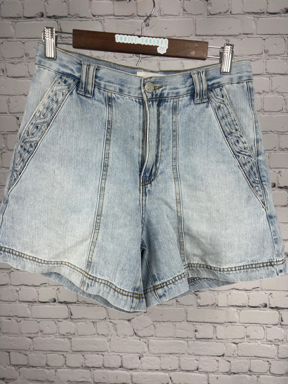 Habitual Light Wash Braided Stitch High Rise Women's Denim Shorts 2/26 (30X5.5)