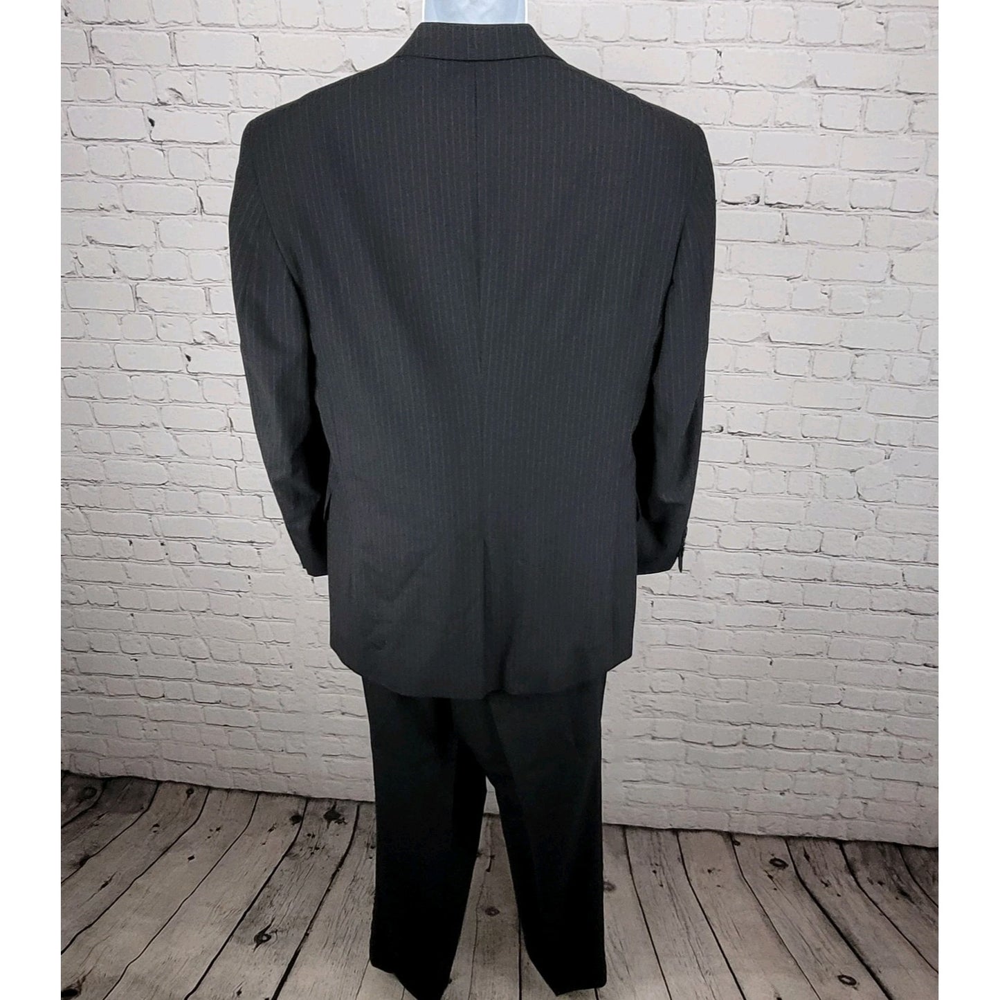 Jos A Bank Black 100% Wool Pinstriped Full Suit Set Blazer Size 40R Pants 32x31