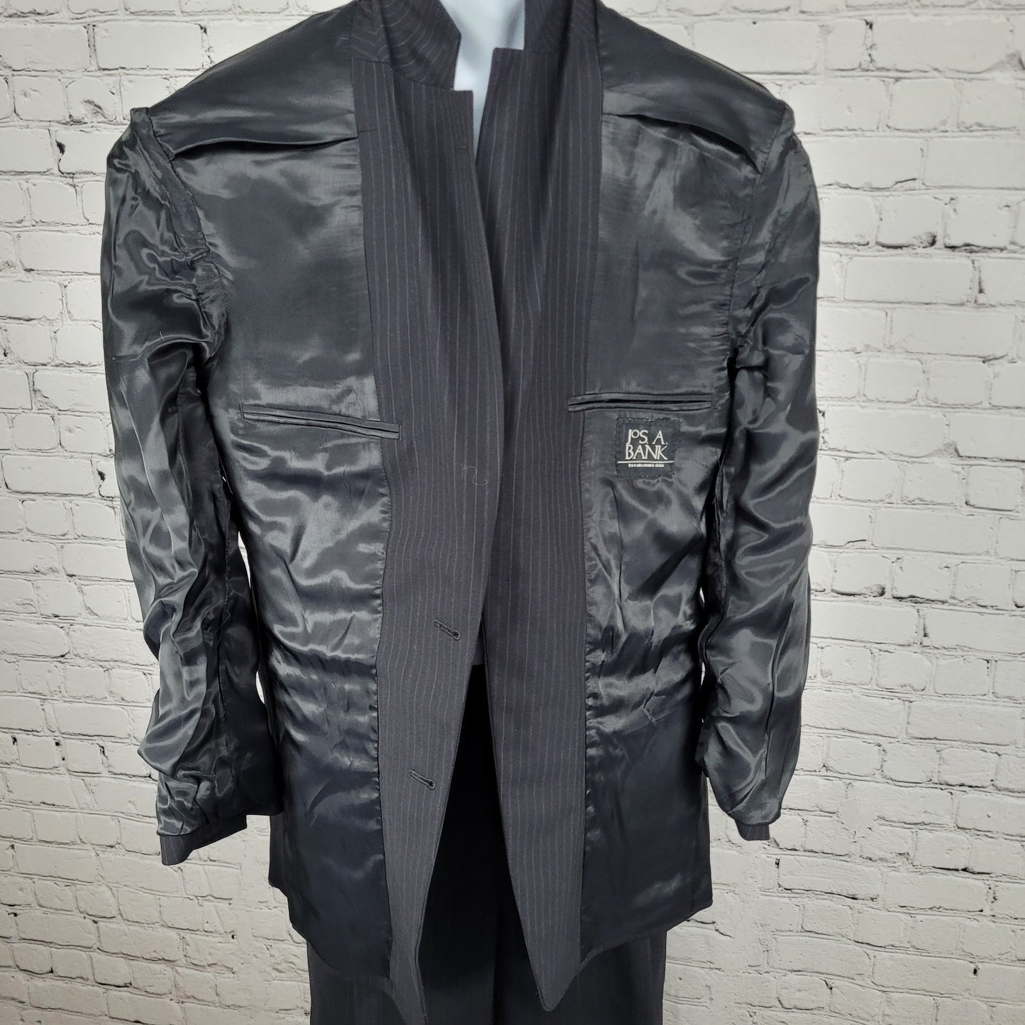 Jos A Bank Black 100% Wool Pinstriped Full Suit Set Blazer Size 40R Pants 32x31