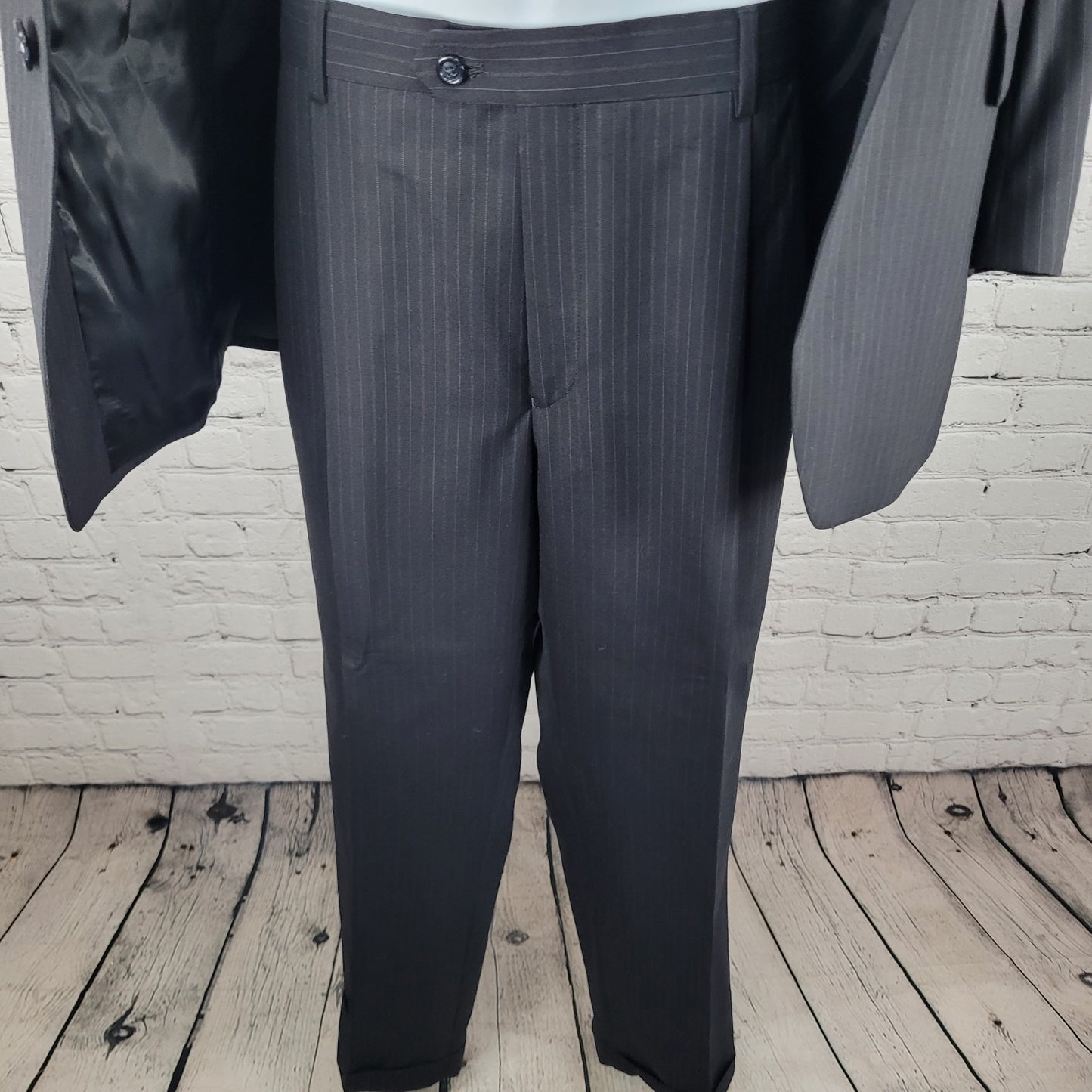 Jos A Bank Black 100% Wool Pinstriped Full Suit Set Blazer Size 40R Pants 32x31