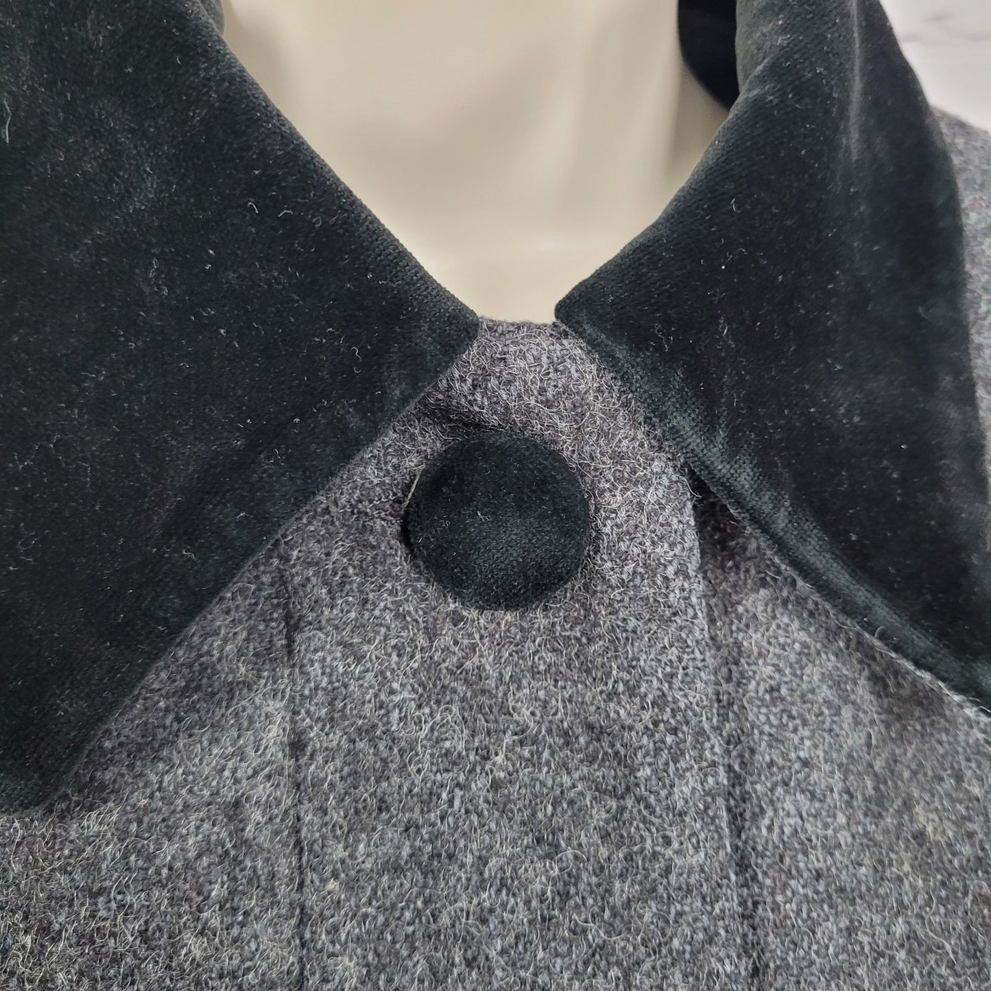 VTG Jofeld Grey Velvet Collar Accents Buttoned Lined Long Over Coat USA Large L