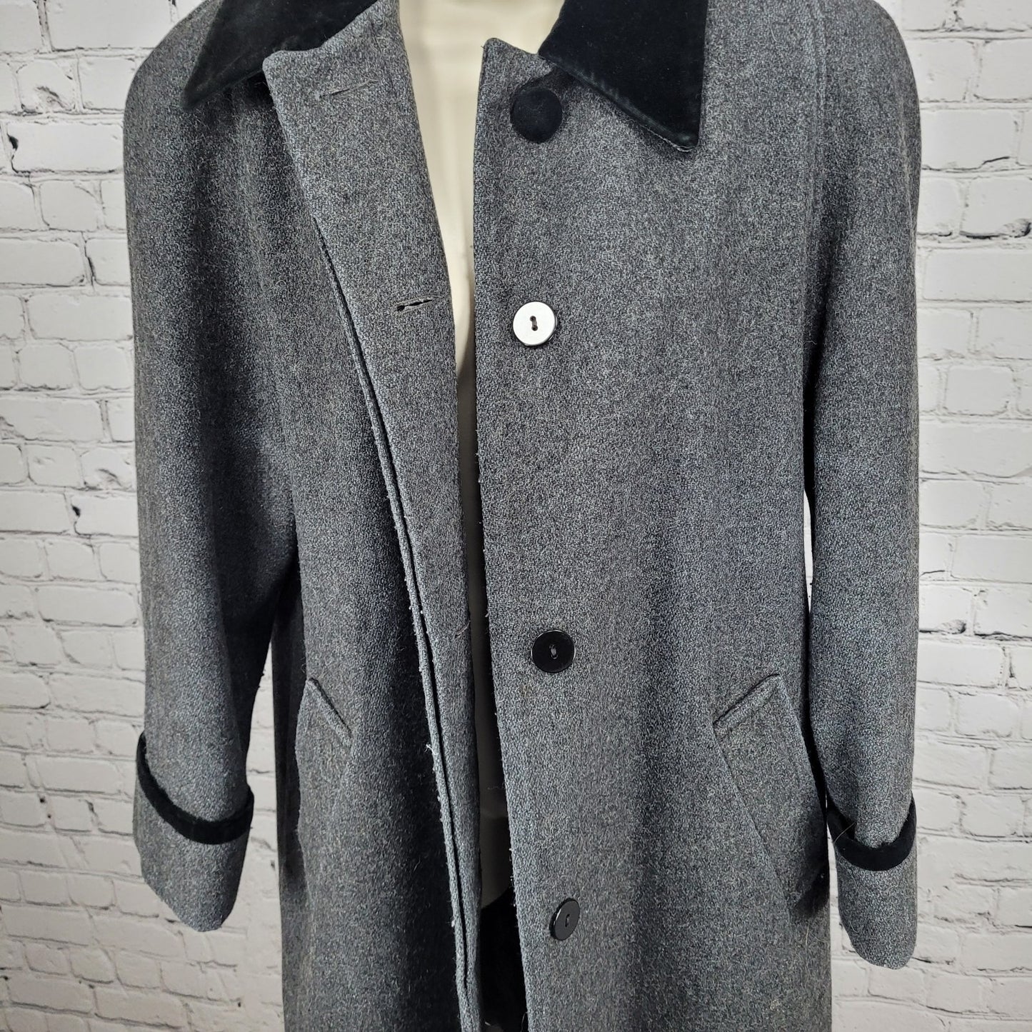 VTG Jofeld Grey Velvet Collar Accents Buttoned Lined Long Over Coat USA Large L