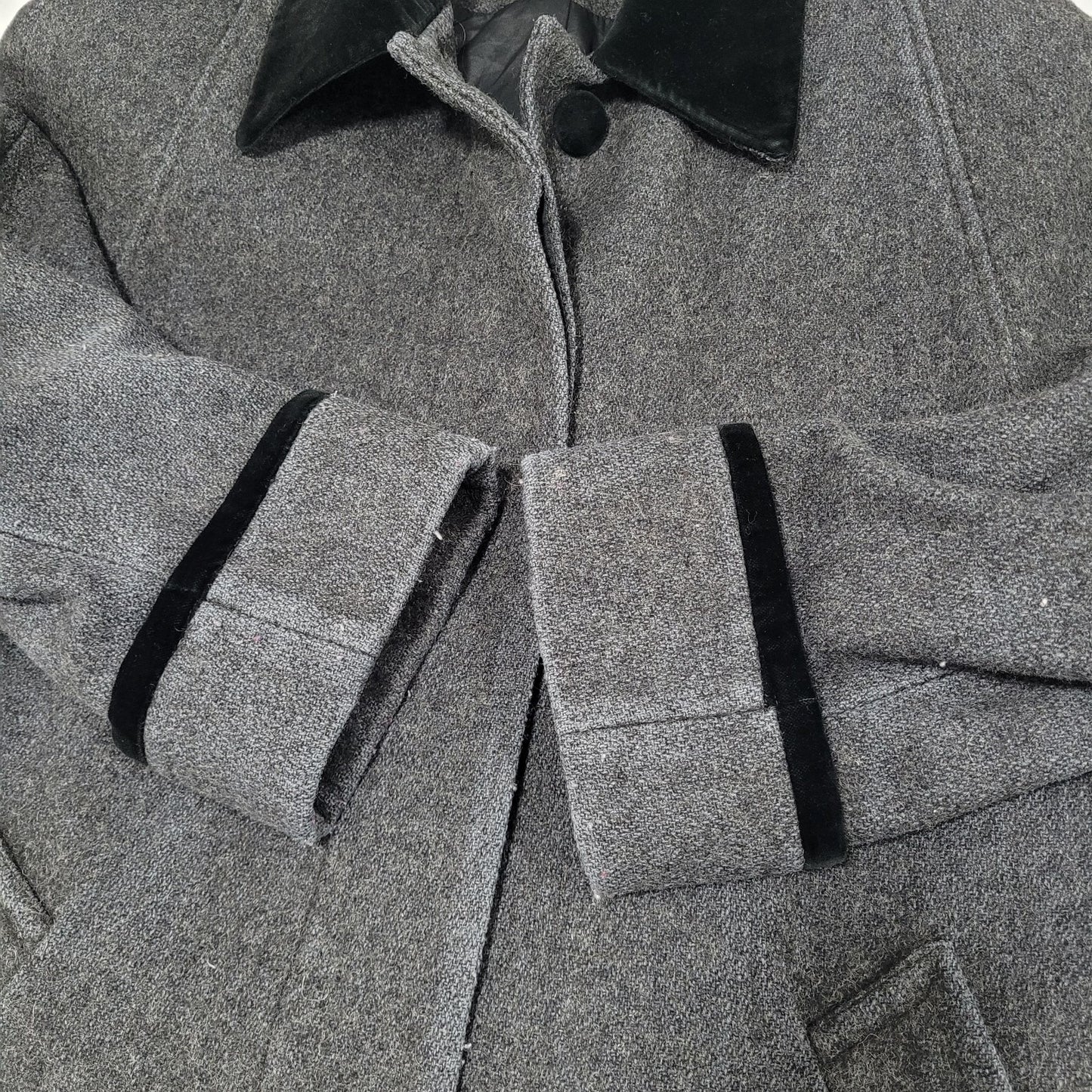 VTG Jofeld Grey Velvet Collar Accents Buttoned Lined Long Over Coat USA Large L