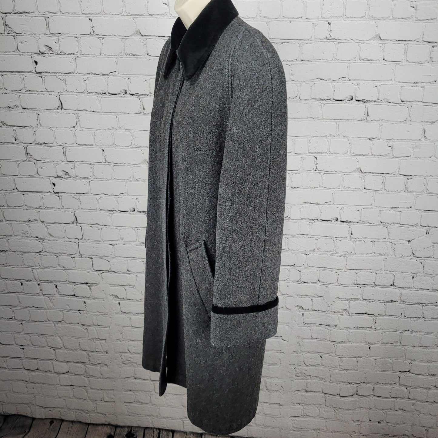 VTG Jofeld Grey Velvet Collar Accents Buttoned Lined Long Over Coat USA Large L