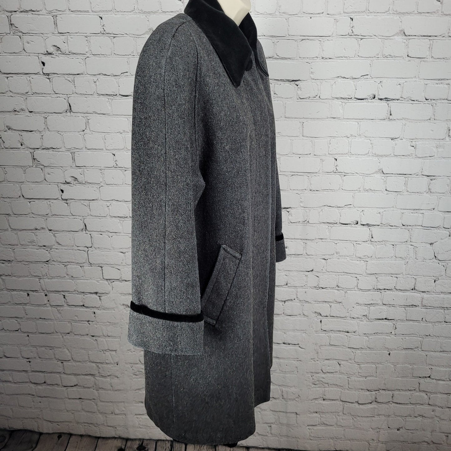 VTG Jofeld Grey Velvet Collar Accents Buttoned Lined Long Over Coat USA Large L