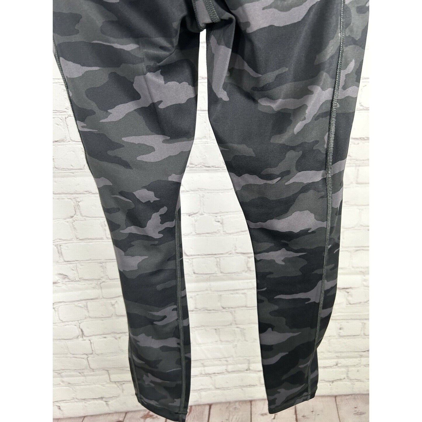 Athleta Ultimate Camo 7/8 Tight Leggings Grey Black Green Pockets Size XS