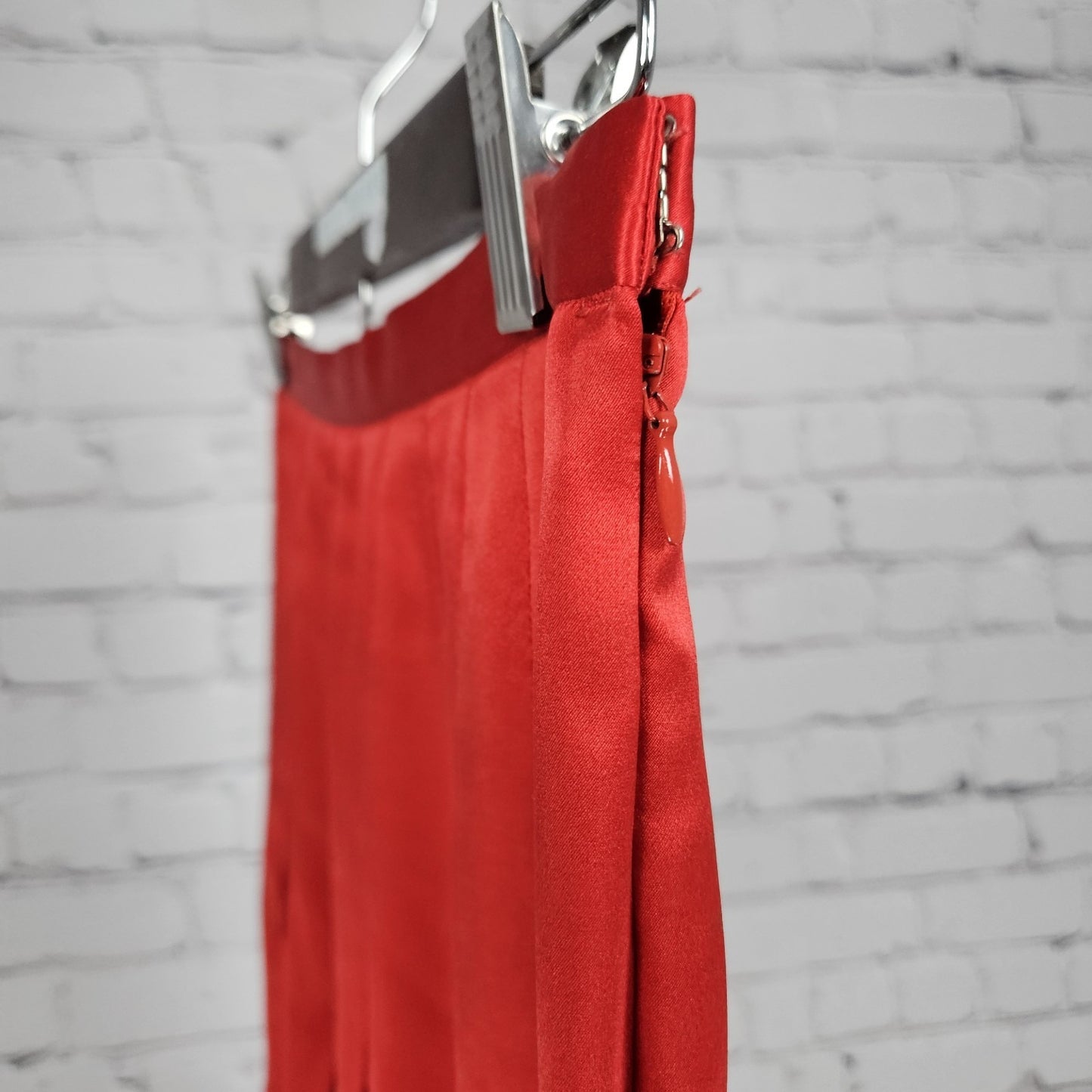 VTG Saks Fifth Avenue Red 100% Silk Pleated Unlined Zip A-Line Midi Skirt 10