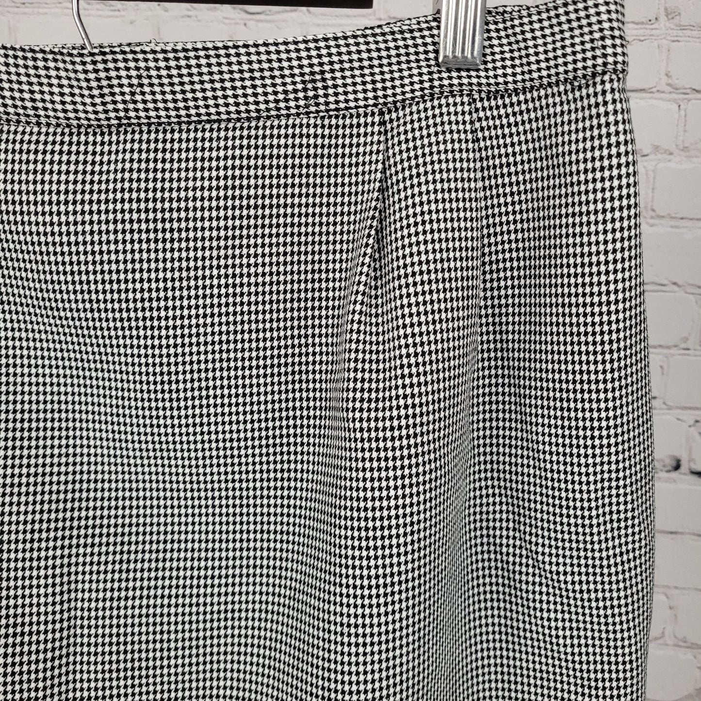 LORD & TAYLOR Black & White Houndstooth Pleated Slit Skirt Size Medium M (34x23)