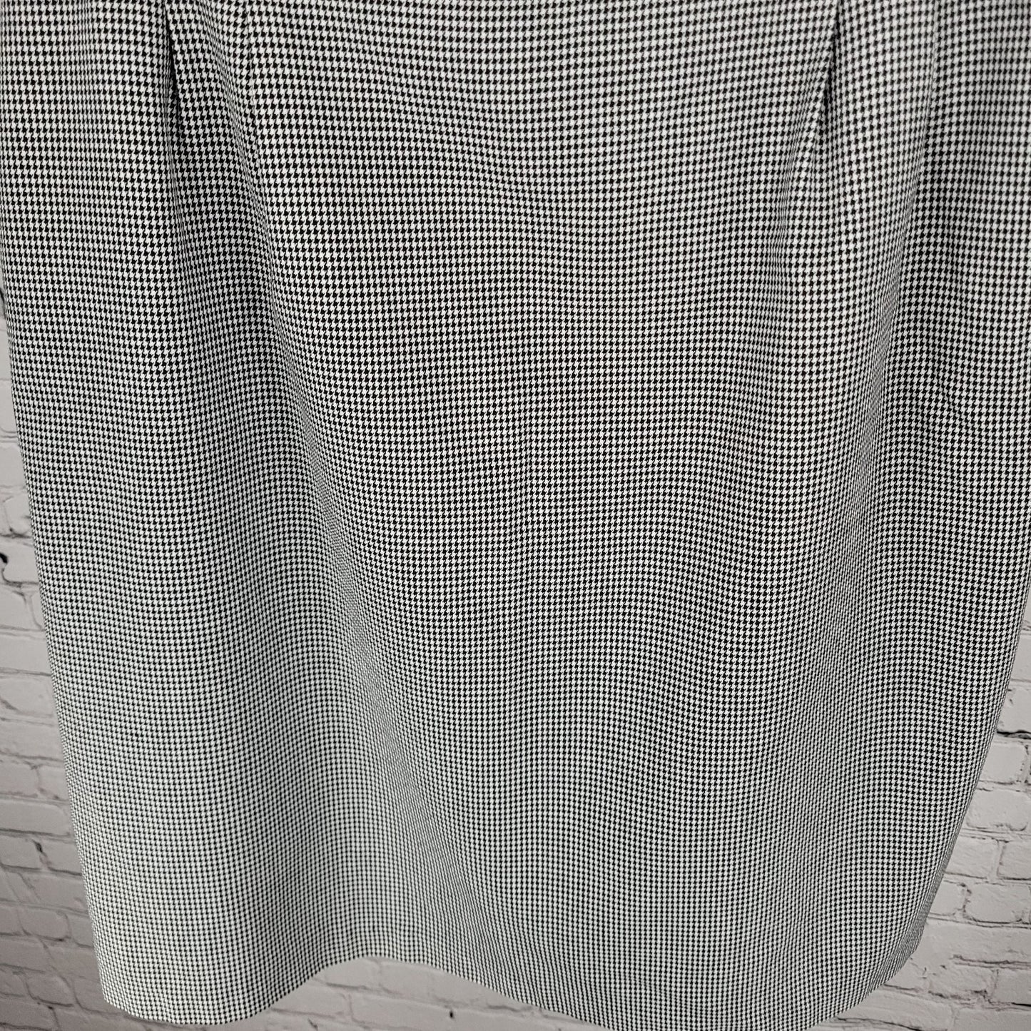 LORD & TAYLOR Black & White Houndstooth Pleated Slit Skirt Size Medium M (34x23)