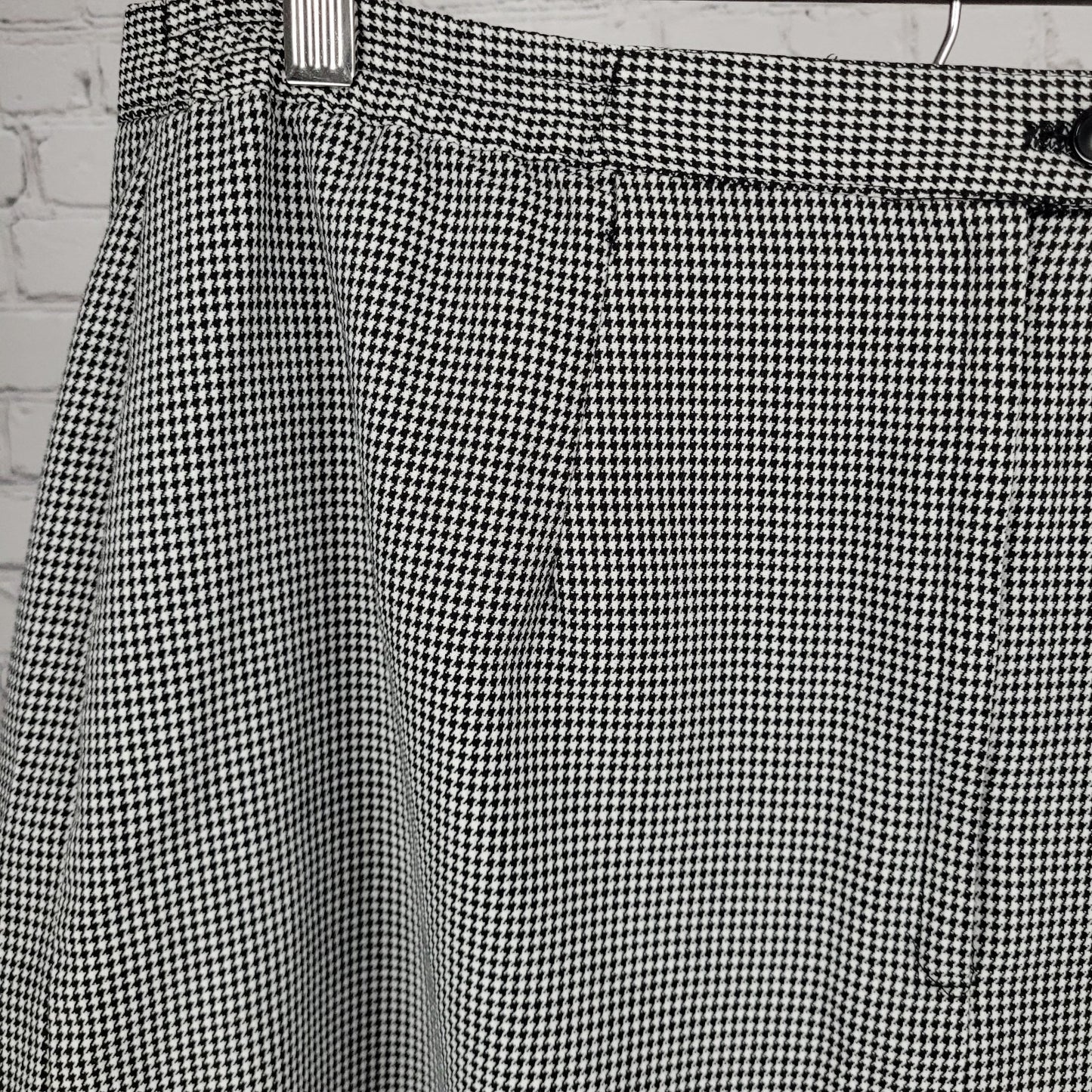 LORD & TAYLOR Black & White Houndstooth Pleated Slit Skirt Size Medium M (34x23)
