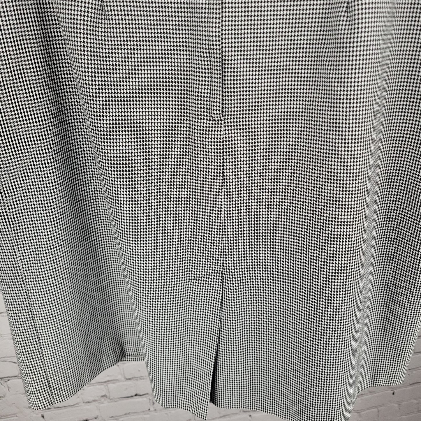 LORD & TAYLOR Black & White Houndstooth Pleated Slit Skirt Size Medium M (34x23)