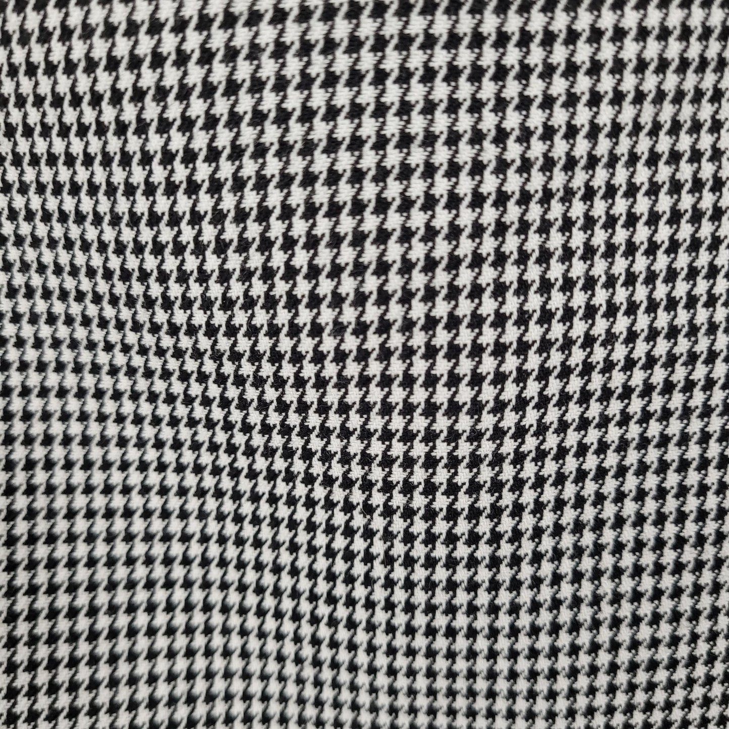 LORD & TAYLOR Black & White Houndstooth Pleated Slit Skirt Size Medium M (34x23)