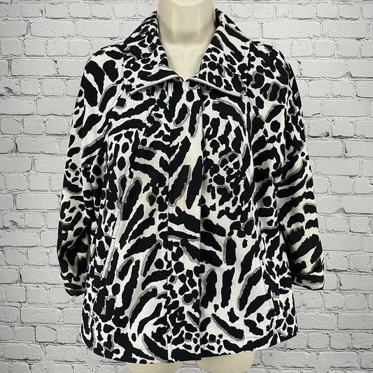 Chicos Zenergy Black & White Cheetah Lightweight Zipped 3/4 Jacket Size 1 (US S)
