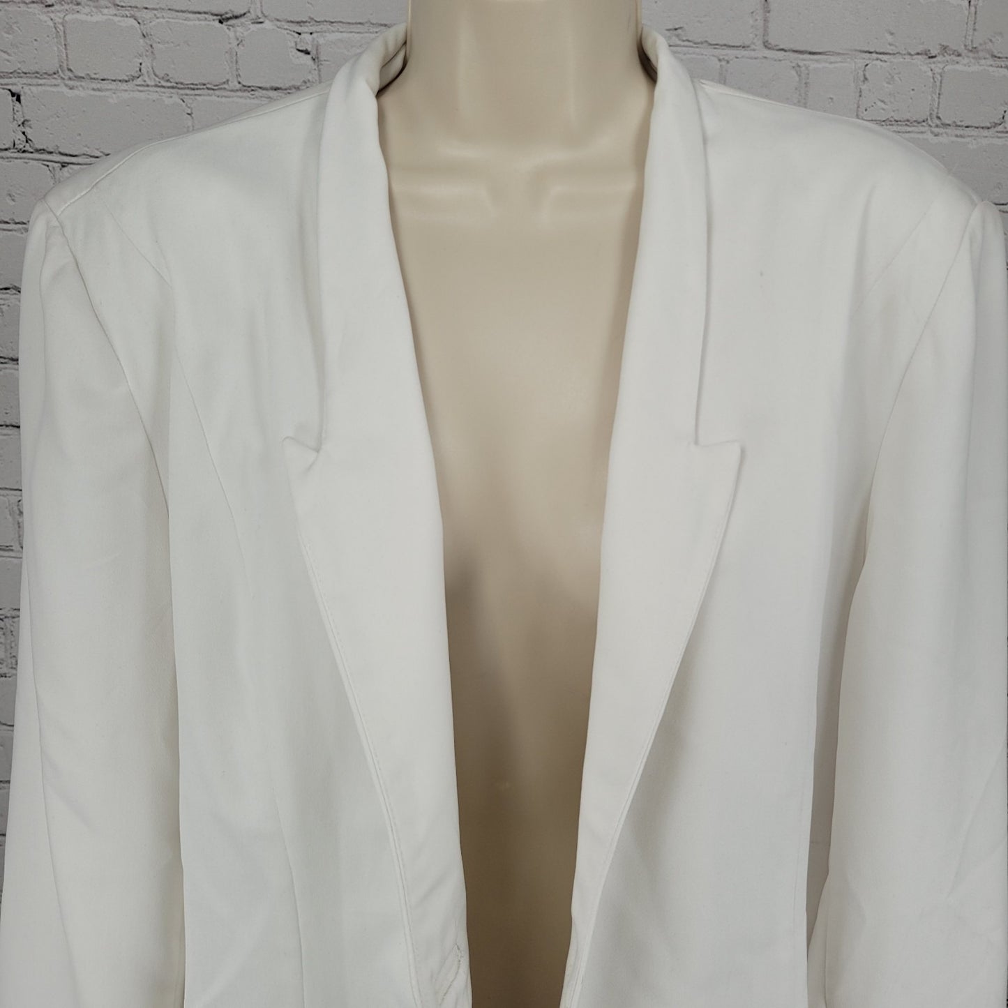 G.M.I. White Stretch Lined Satin Accents Long Sleeve Blazer Jacket Size 16