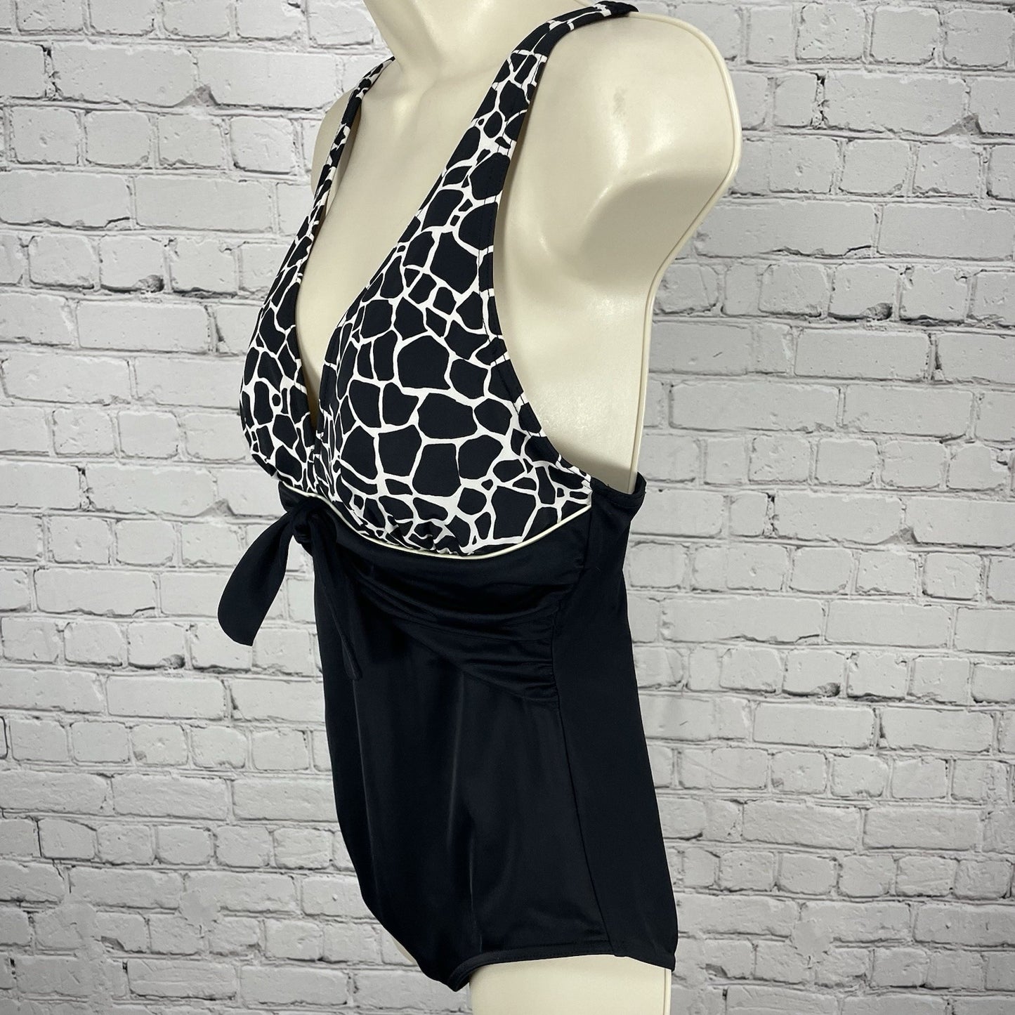 It Figures! Black Tummy Thinner Padded Full Coverage One Piece Swimsuit Size 14