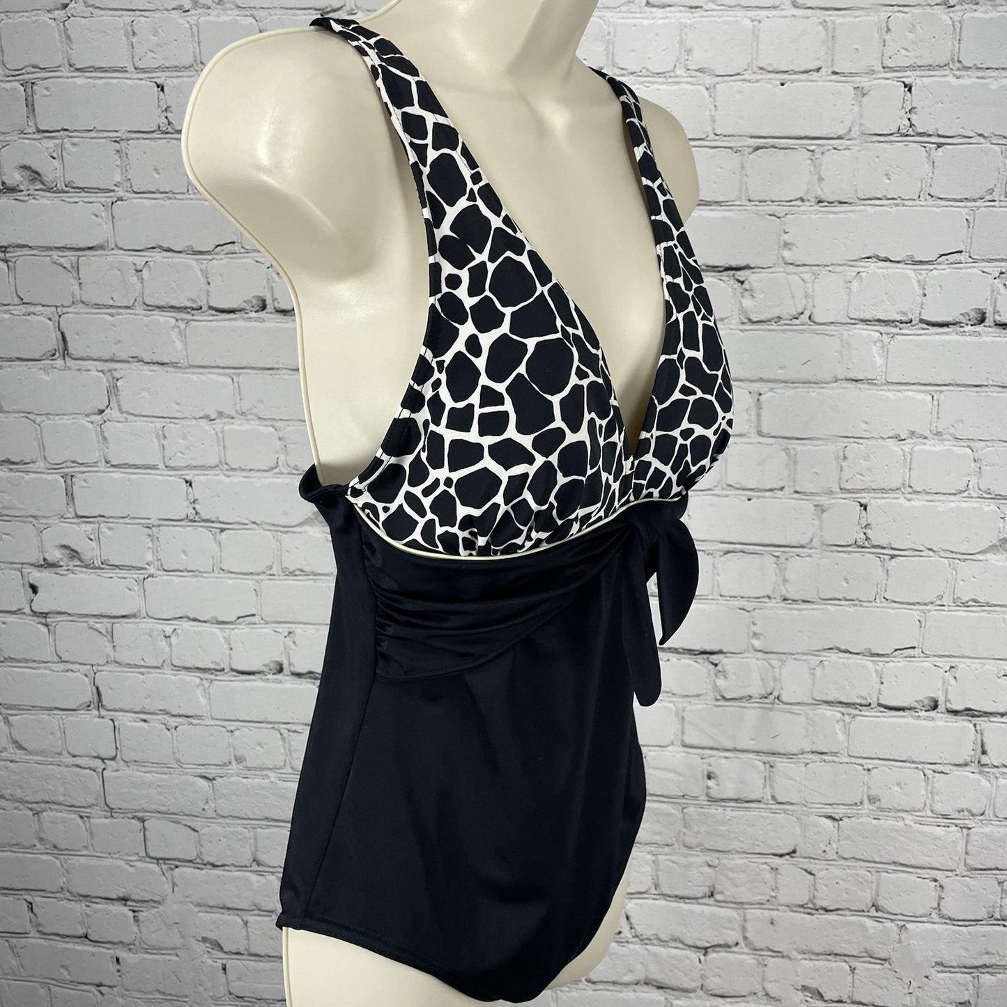 It Figures! Black Tummy Thinner Padded Full Coverage One Piece Swimsuit Size 14