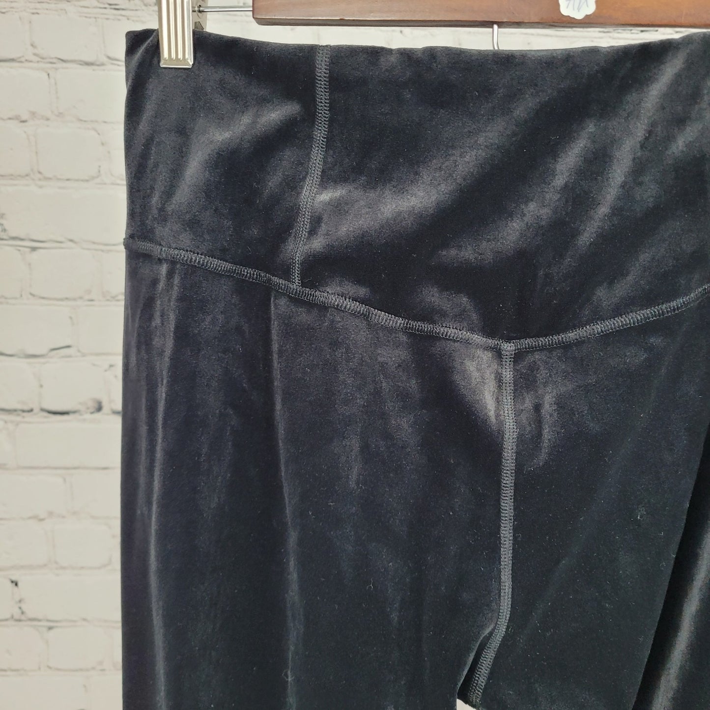 Athleta Black Elation Velvet Tight Athleisure Yoga Pants Size Large L (30x28)