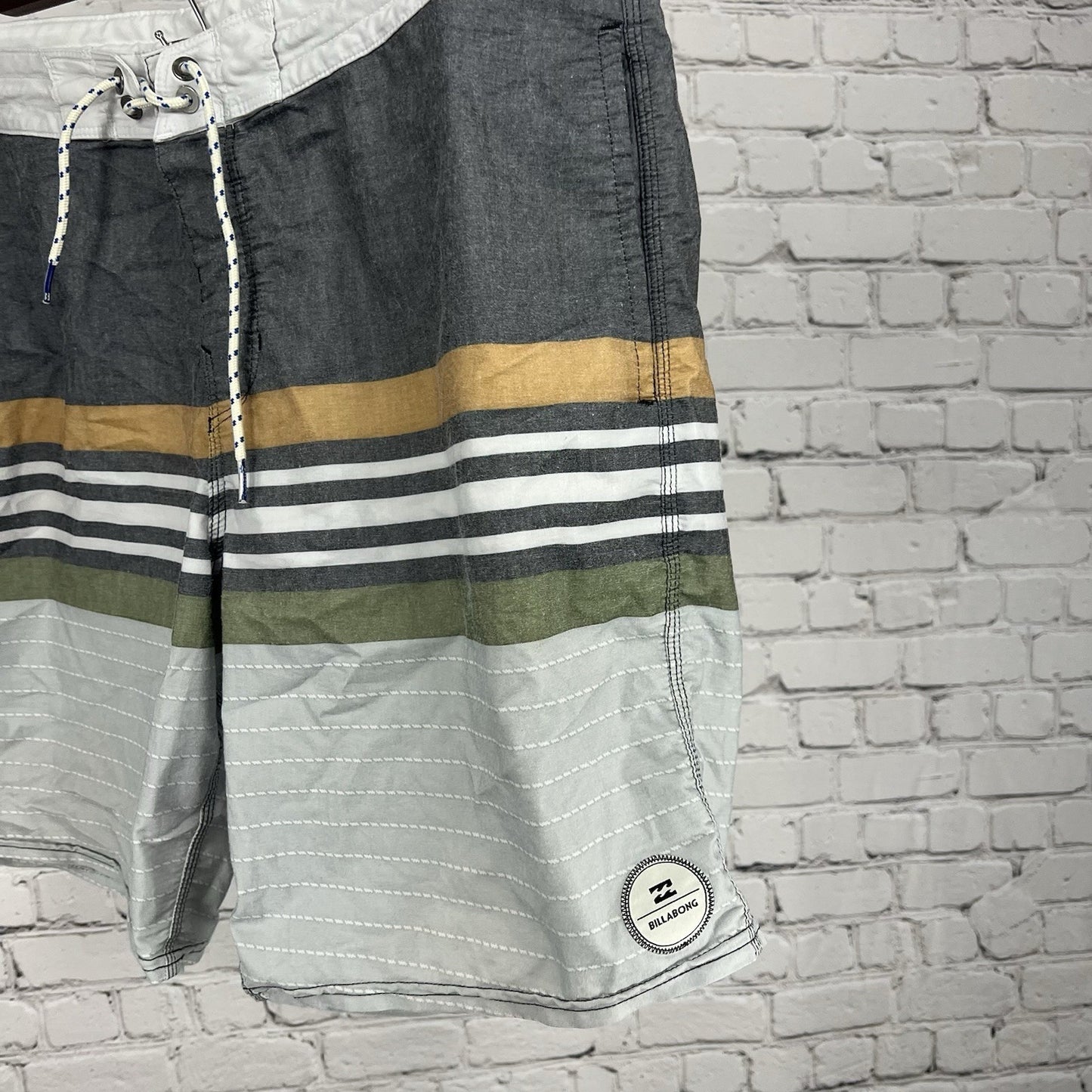 Billabong Grey Striped Boardshorts Swim Shorts Unlined Men’s 36 (36x9)
