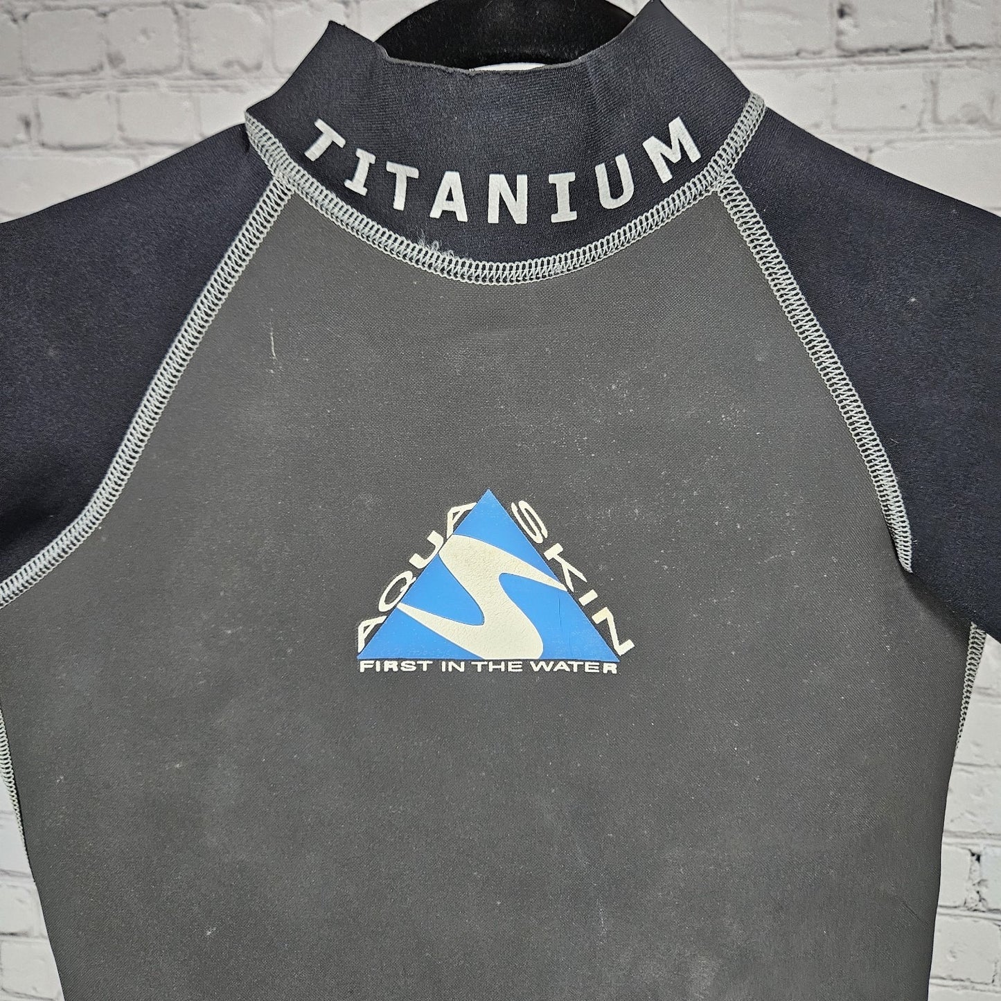 Aqua Skin Black Titanium 3.2mm US Divers Shorty Springsuit Wetsuit Youth Small S