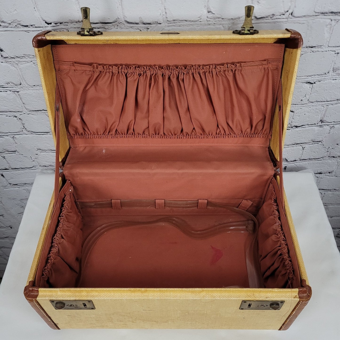 VTG RCC Tan Brown Leather Trim Mid Century Travel Train Case Chest Brass Locks