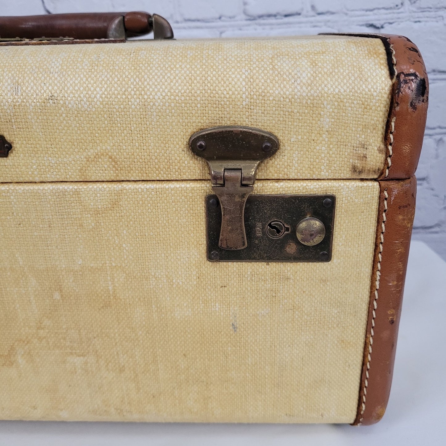 VTG RCC Tan Brown Leather Trim Mid Century Travel Train Case Chest Brass Locks