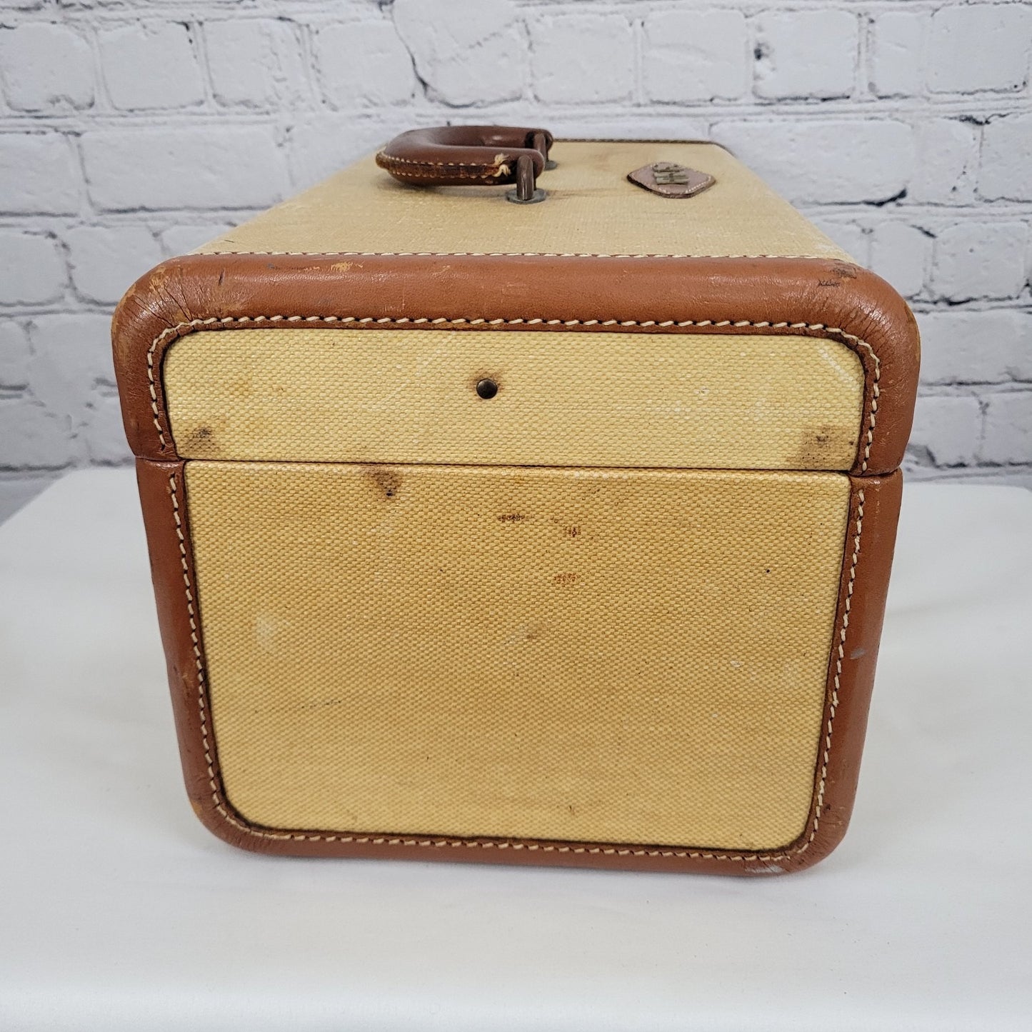 VTG RCC Tan Brown Leather Trim Mid Century Travel Train Case Chest Brass Locks