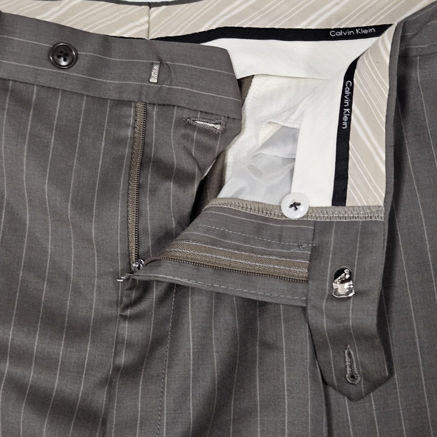 Calvin Klein Grey 100% Wool Striped Full Pant Suit 2 Piece Set 42R (33x27.5)