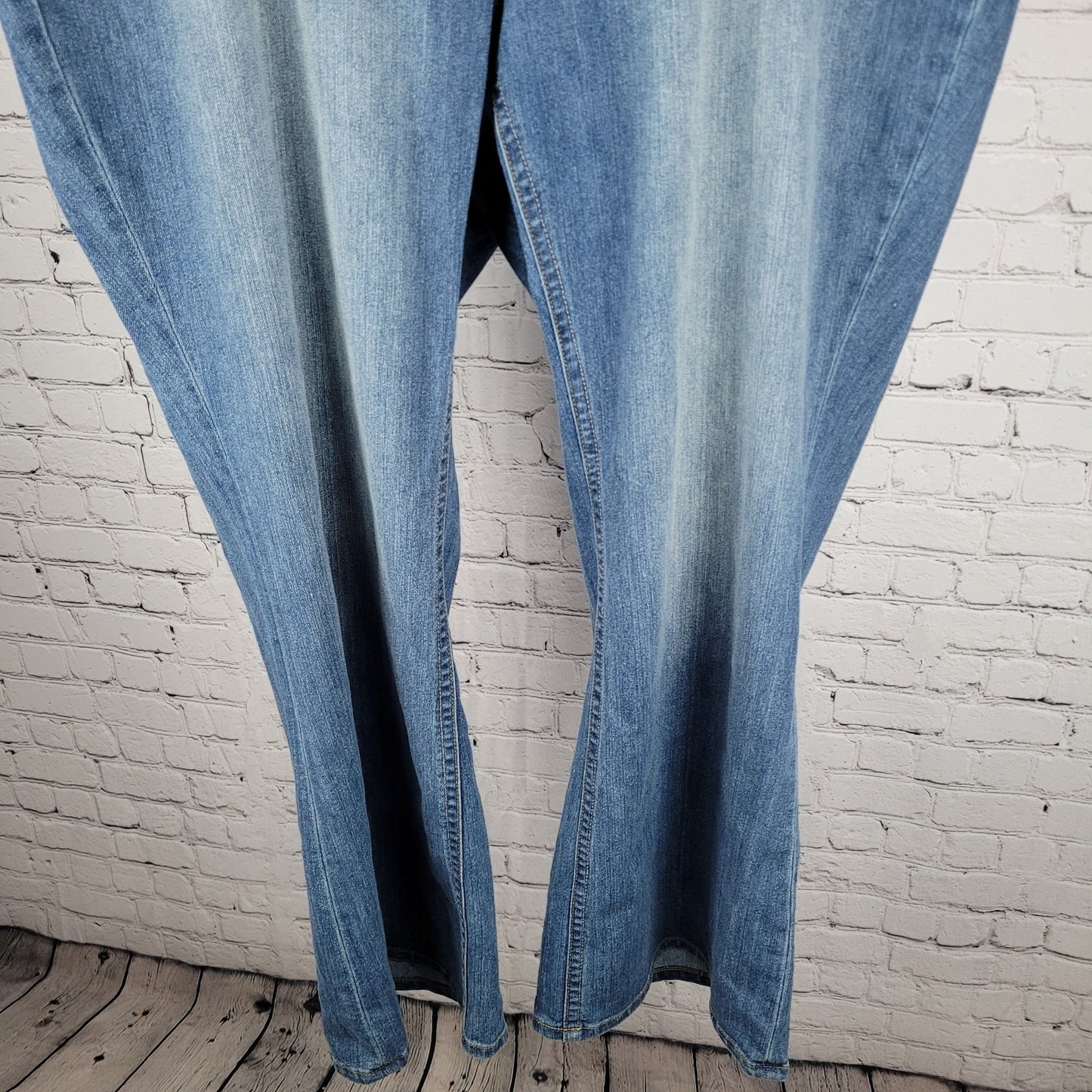 DKNY Jeans Blue Denim Spring Street Jean Mid Rise Flare 28WR (46x33)