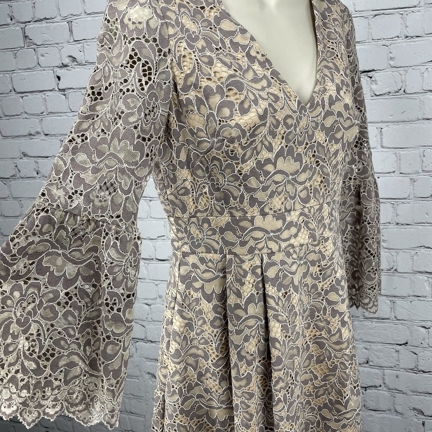 Eliza J Beige Floral Lace Long Bell Sleeve Pleated Lined Zipped Dress Size 4