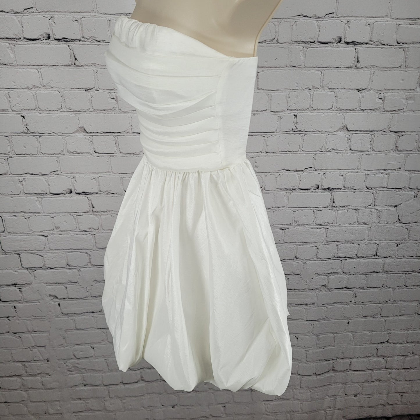 B Darlin White Sheen Pleated Padded Boned Bust Bubble Hem Dress Junior Size 0