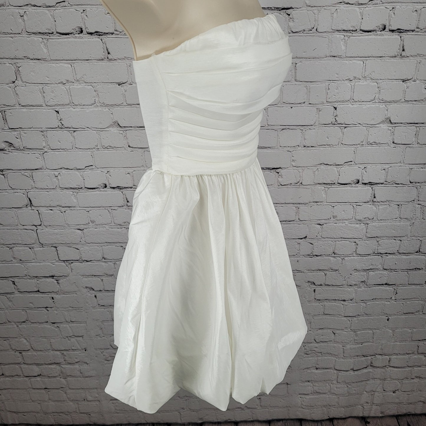 B Darlin White Sheen Pleated Padded Boned Bust Bubble Hem Dress Junior Size 0