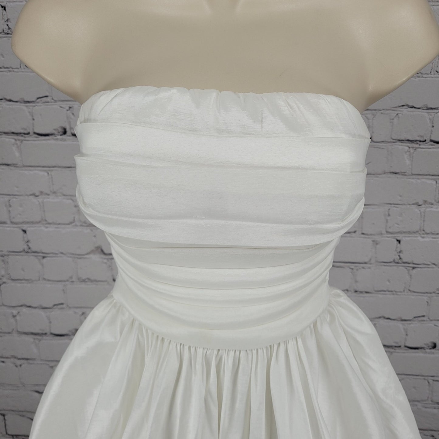 B Darlin White Sheen Pleated Padded Boned Bust Bubble Hem Dress Junior Size 0