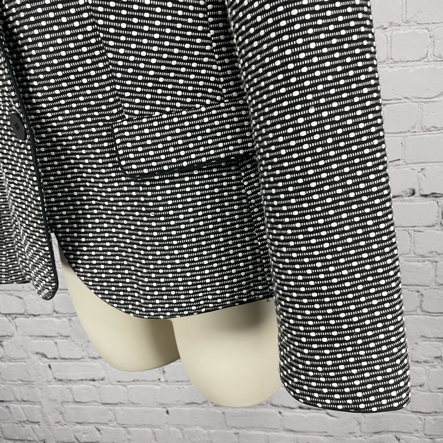 Talbots Black & White Textured 2 Button Notch Lined Vented Blazer Jacket Size 4P