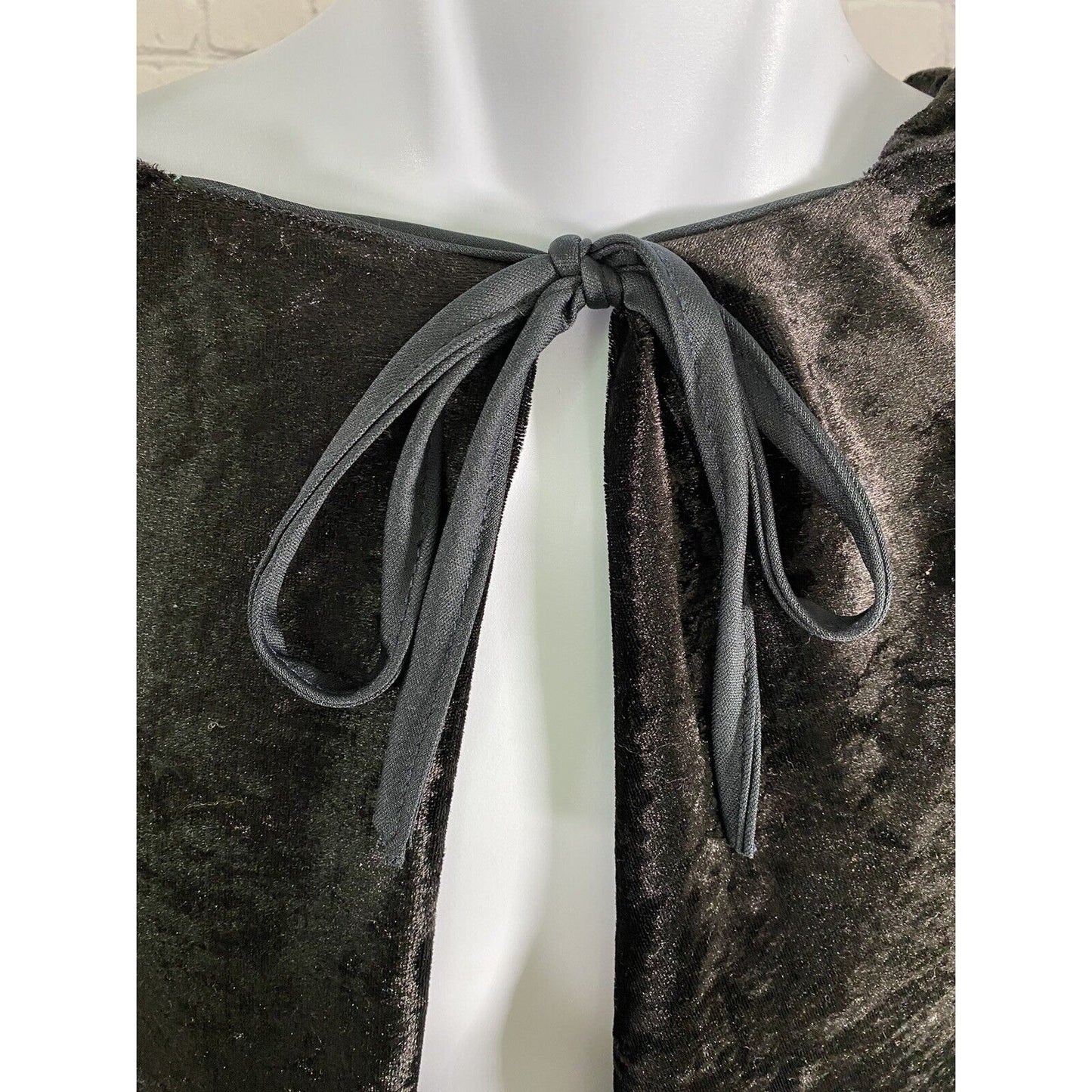 Rubie’s Costume Co. Black Crushed Velvet Hooded Neck Tie Cape Unisex Adult O/S