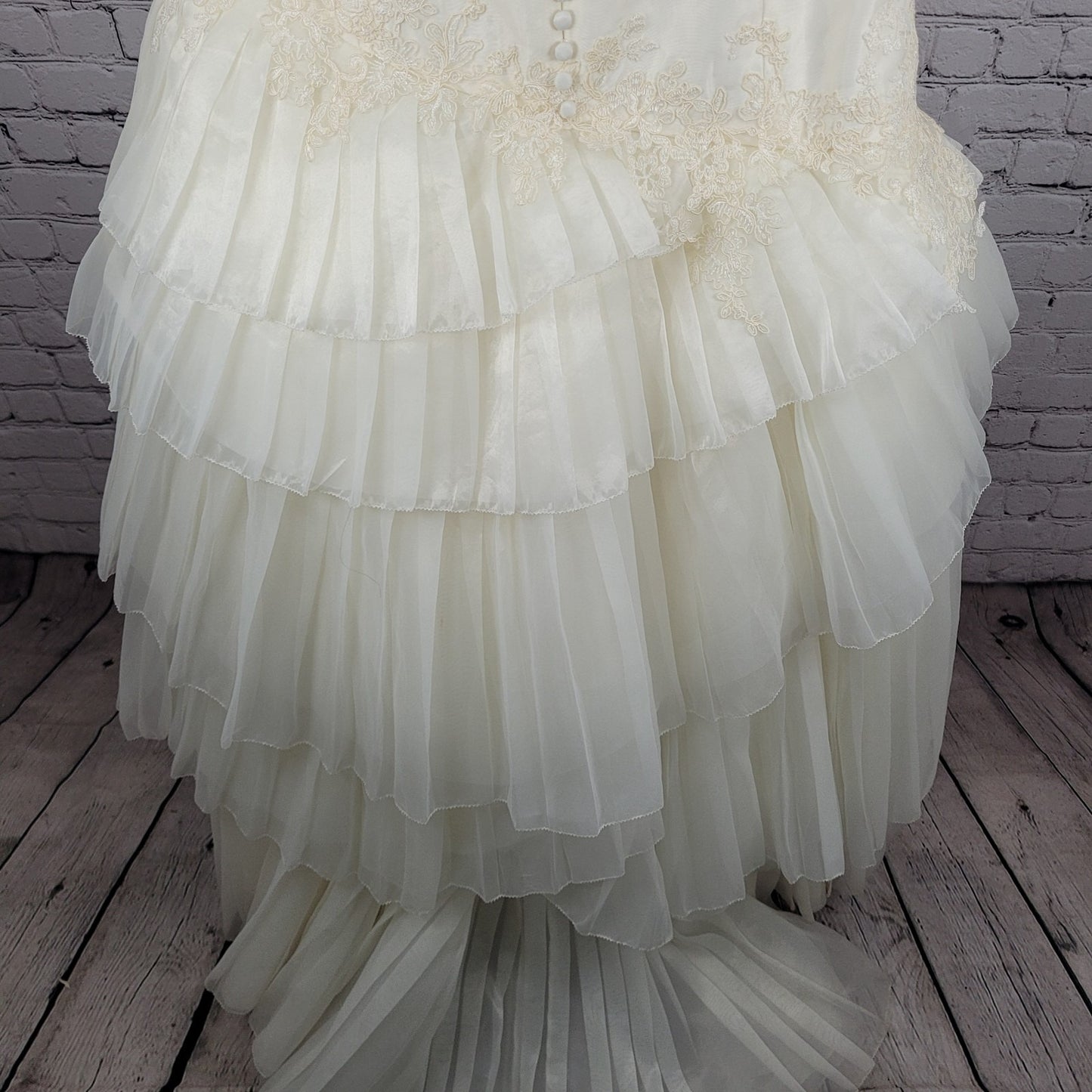 White By Vera Wang Ivory Tiered Strapless Bridal Wedding Gown Dress 12 VW351020