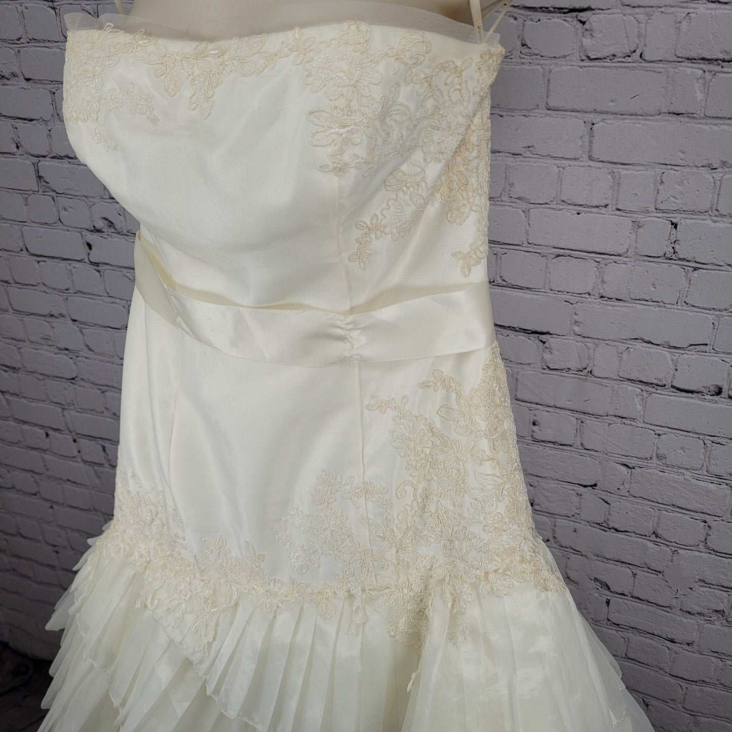 White By Vera Wang Ivory Tiered Strapless Bridal Wedding Gown Dress 12 VW351020