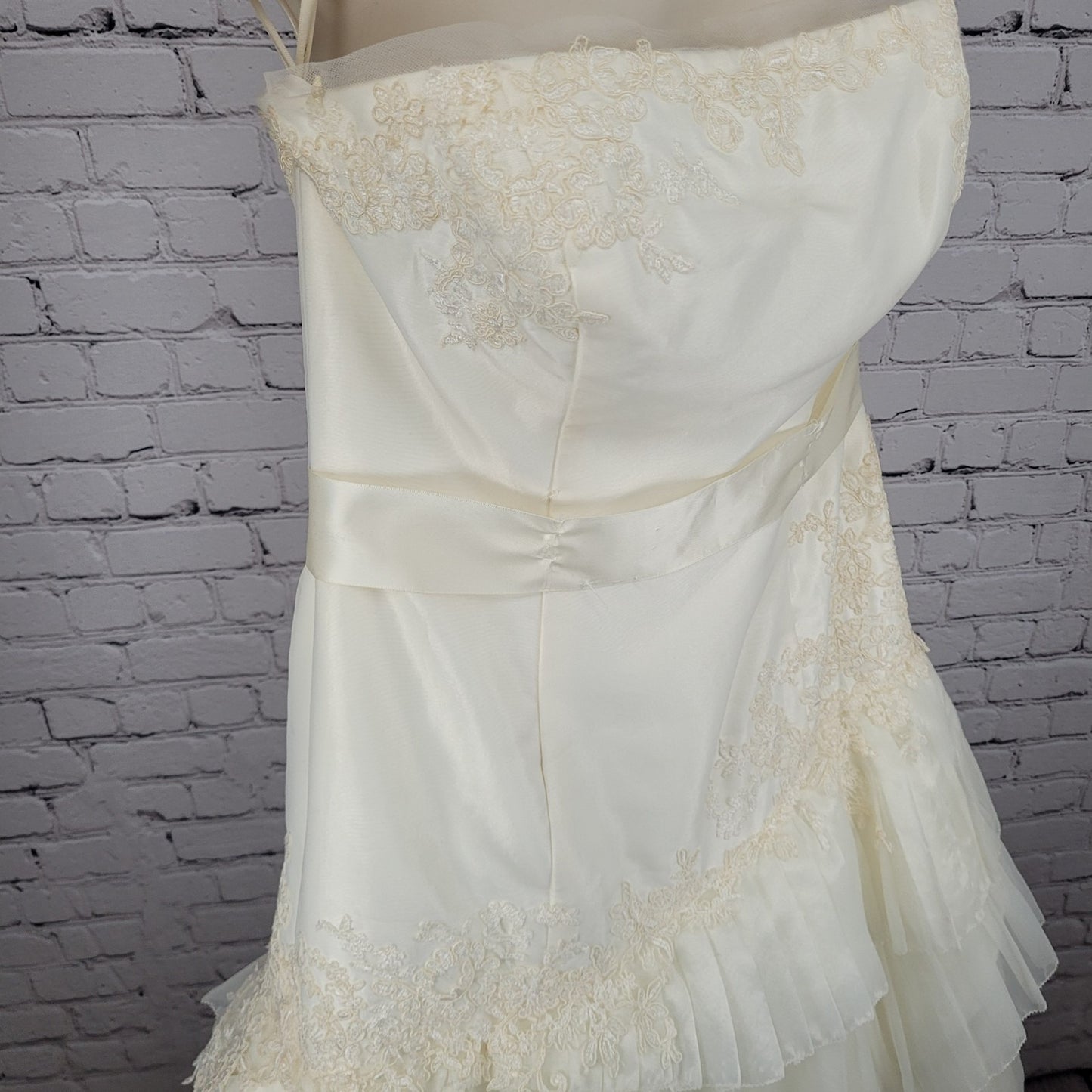White By Vera Wang Ivory Tiered Strapless Bridal Wedding Gown Dress 12 VW351020