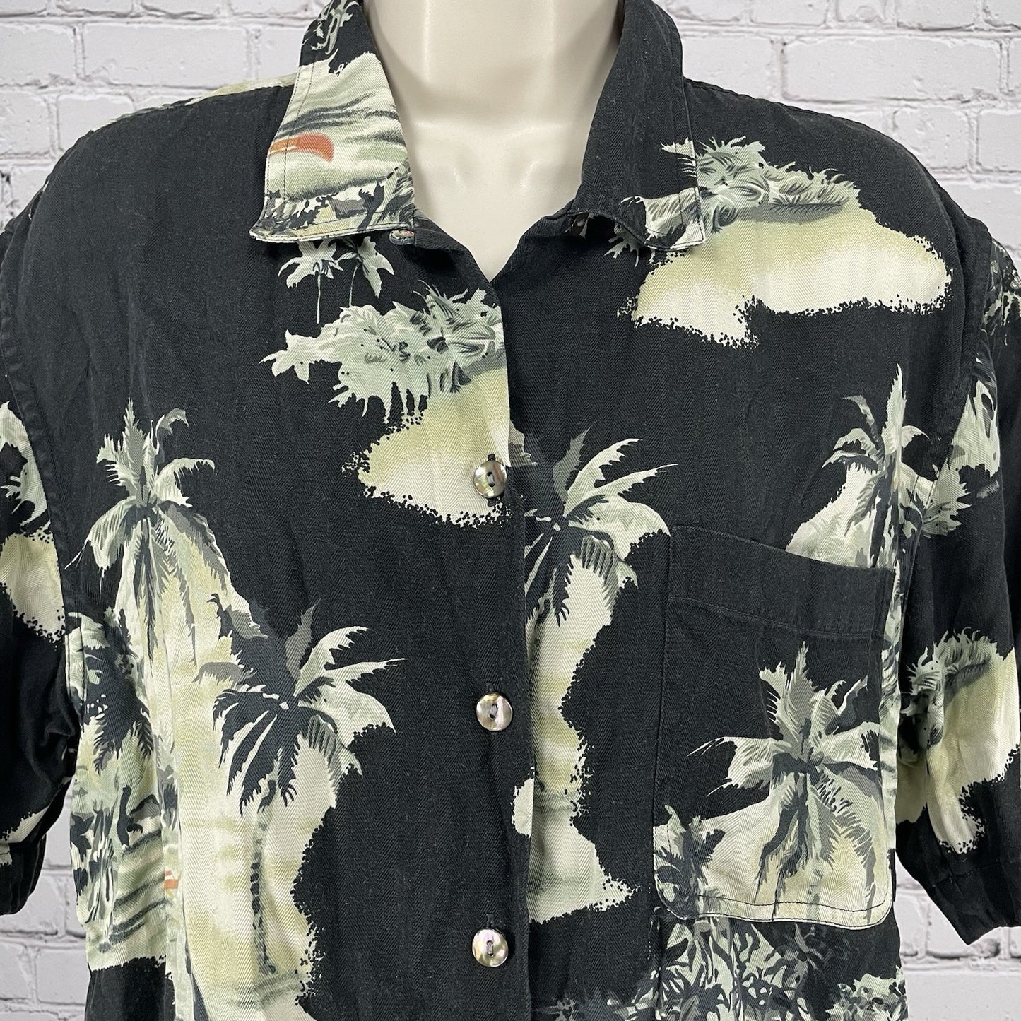VTG Tommy Bahama Black Silk Hawaiian Oyster Shell Boxy Button Up Shirt Medium M
