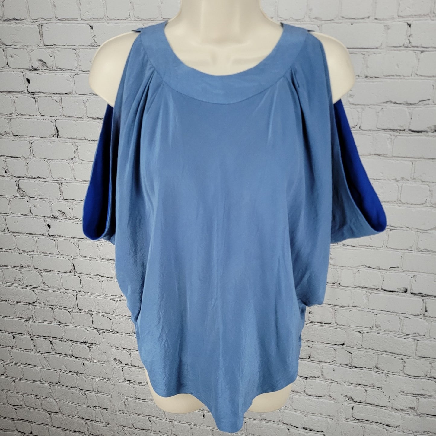 Bebe Blue 100% Silk Cold Shoulder Open Back Lightweight Blouse Top Size Medium M