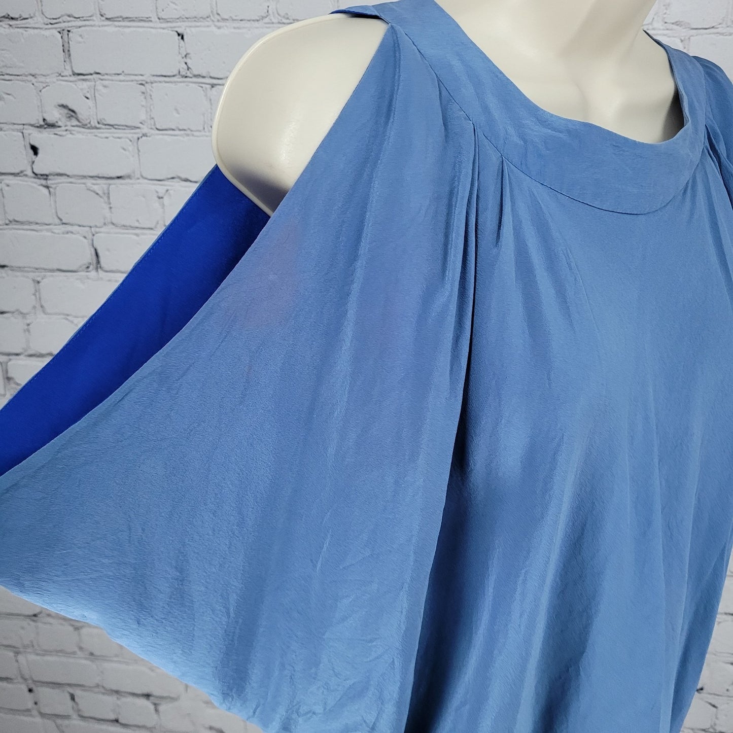 Bebe Blue 100% Silk Cold Shoulder Open Back Lightweight Blouse Top Size Medium M