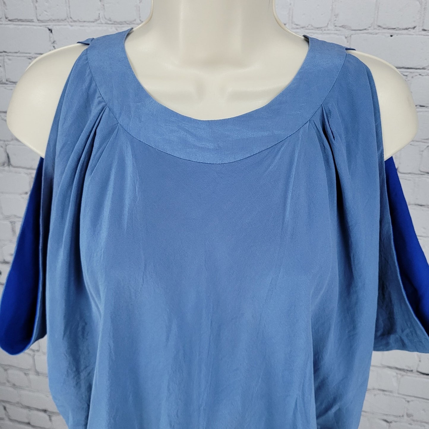 Bebe Blue 100% Silk Cold Shoulder Open Back Lightweight Blouse Top Size Medium M