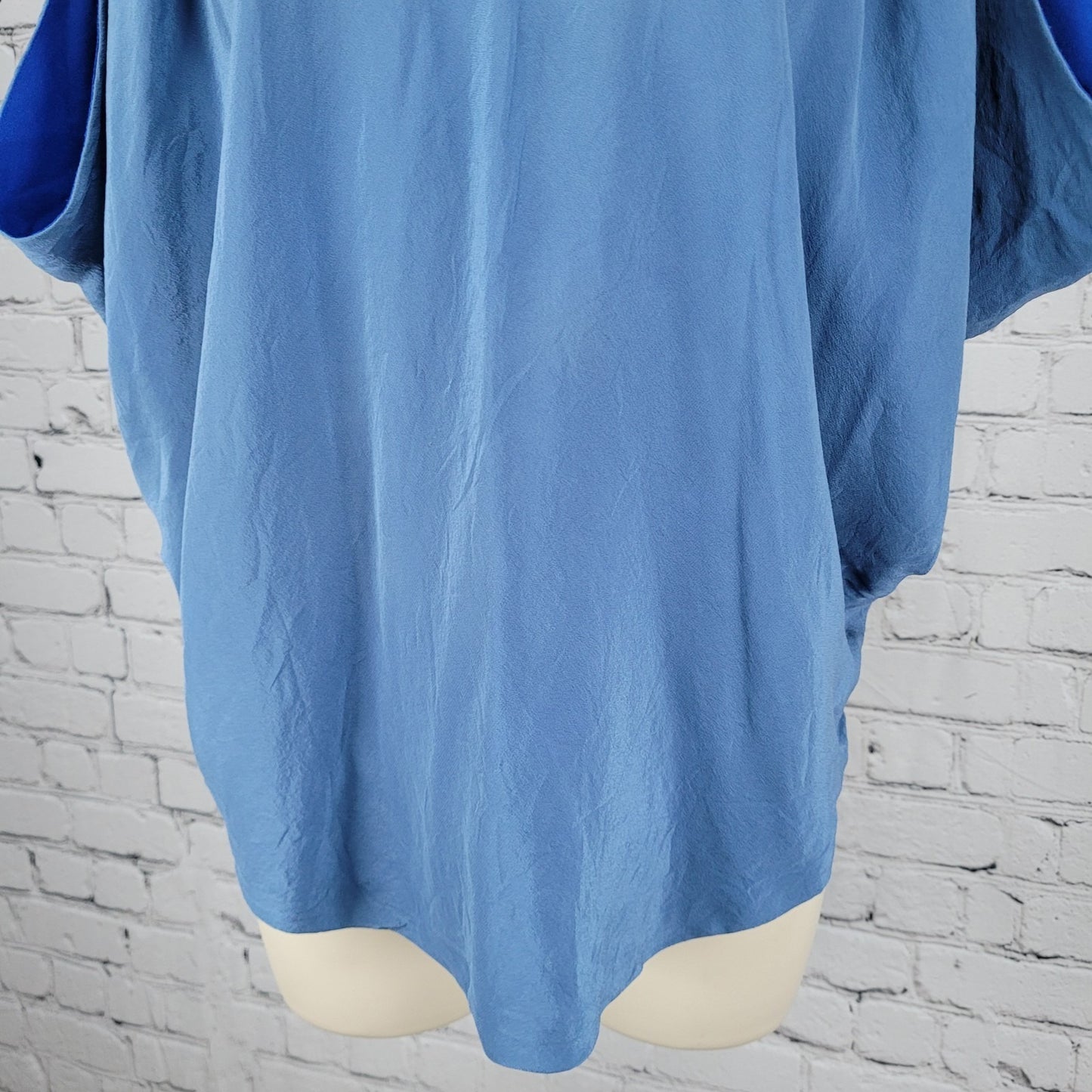 Bebe Blue 100% Silk Cold Shoulder Open Back Lightweight Blouse Top Size Medium M