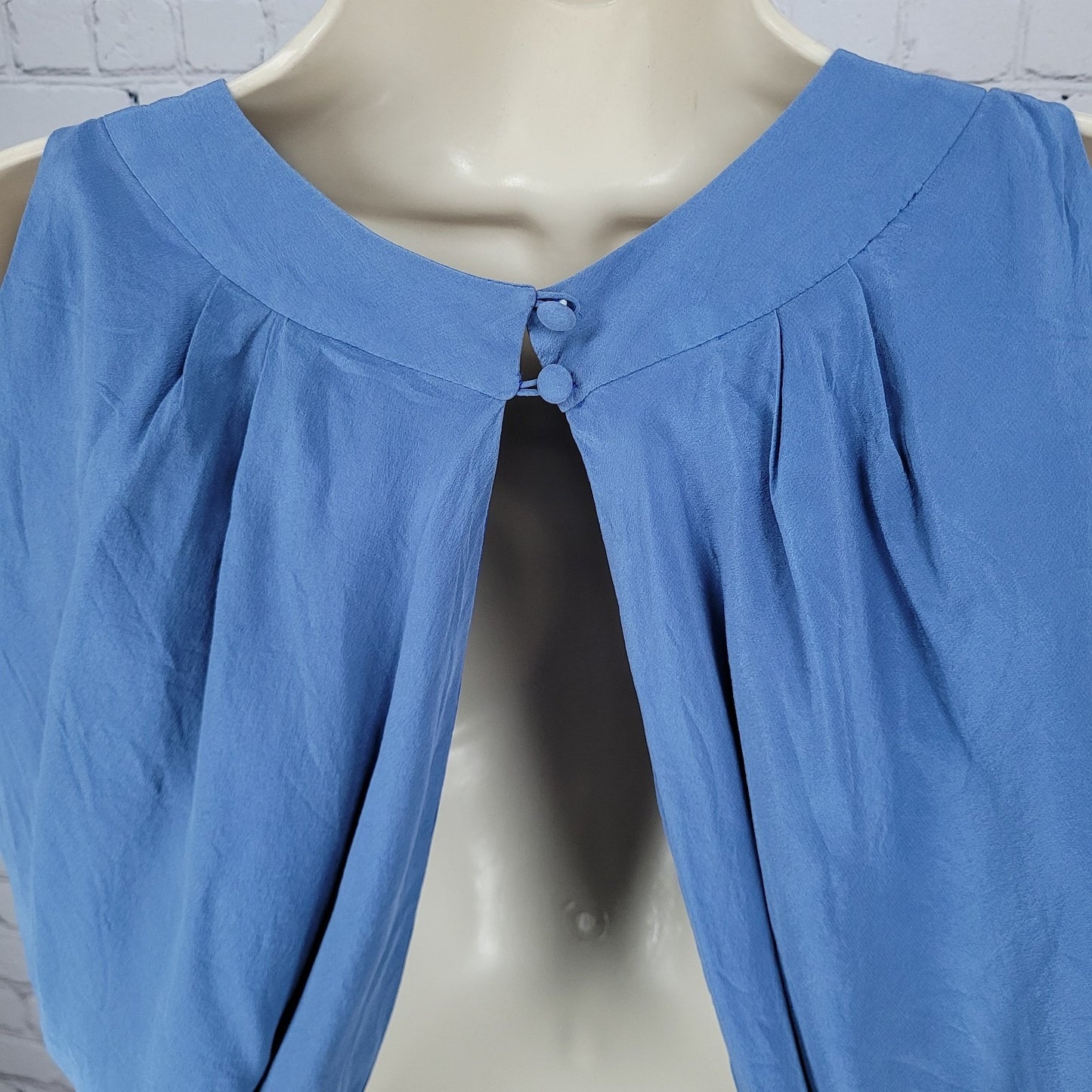 Bebe Blue 100% Silk Cold Shoulder Open Back Lightweight Blouse Top Size Medium M