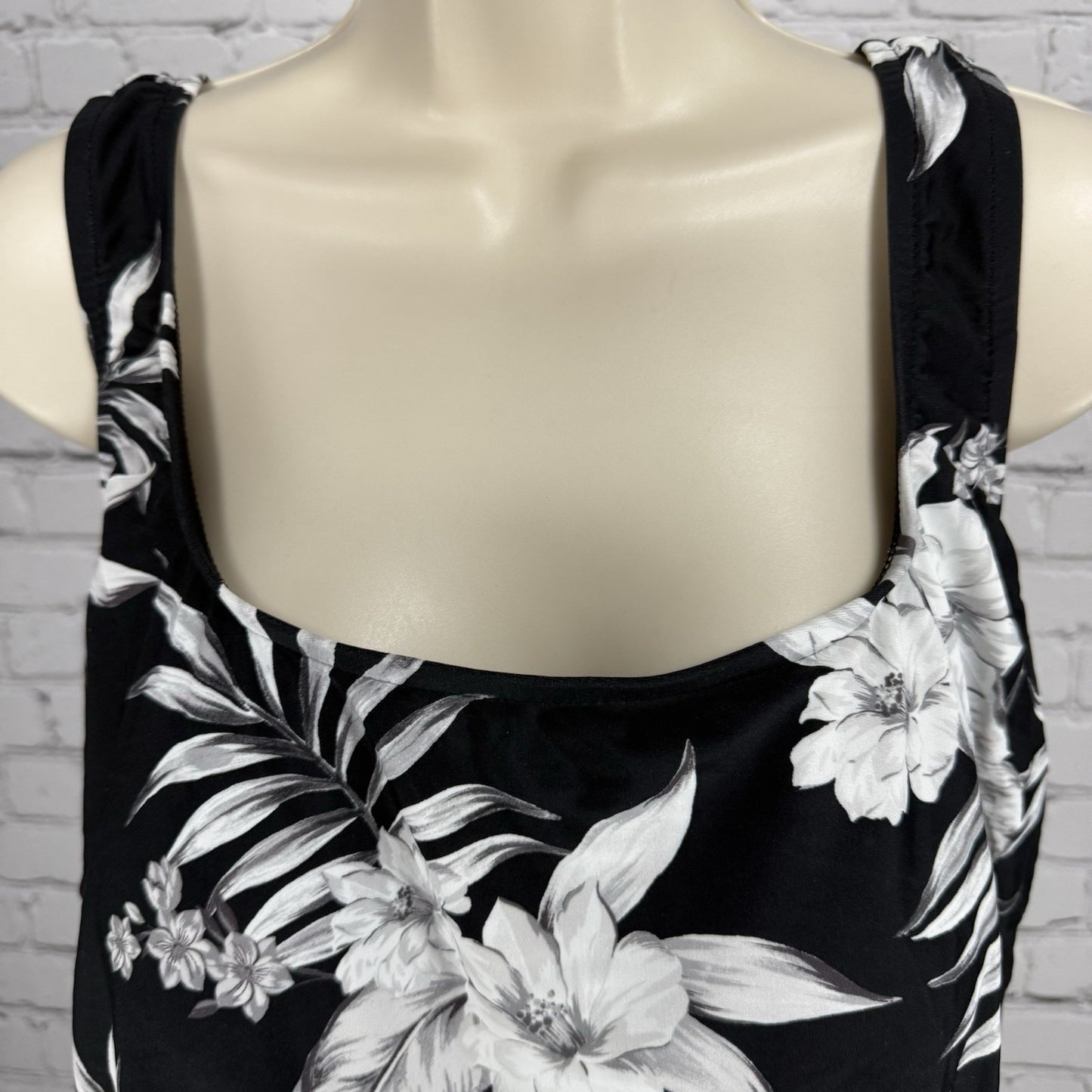 Maxine Of Hollywood Black White Tropical Floral Swim Suit Top Tankini Size 16W