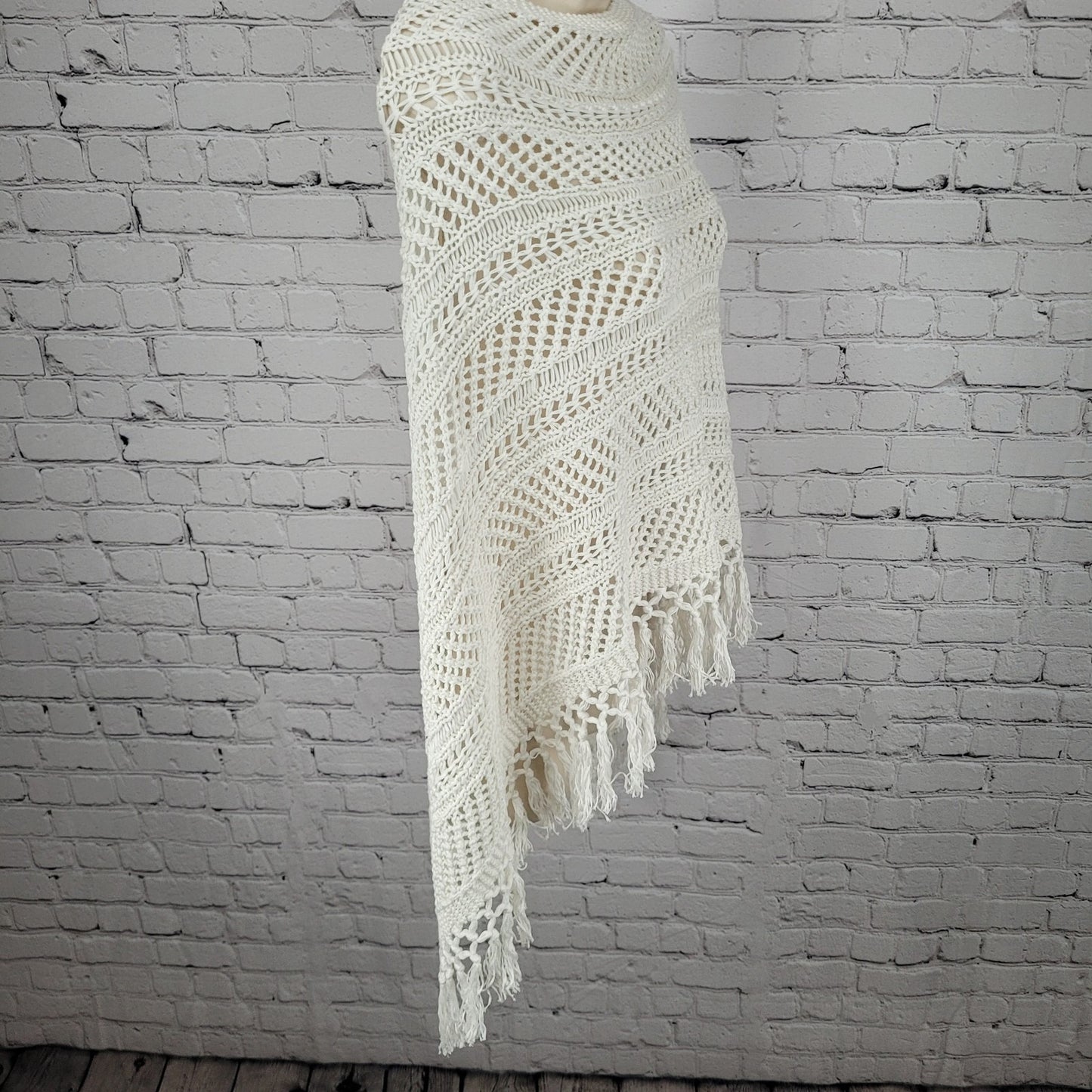 Lilly Pulitzer White Open Knit Crochet Tassel Pullover Shawl Cape One Size
