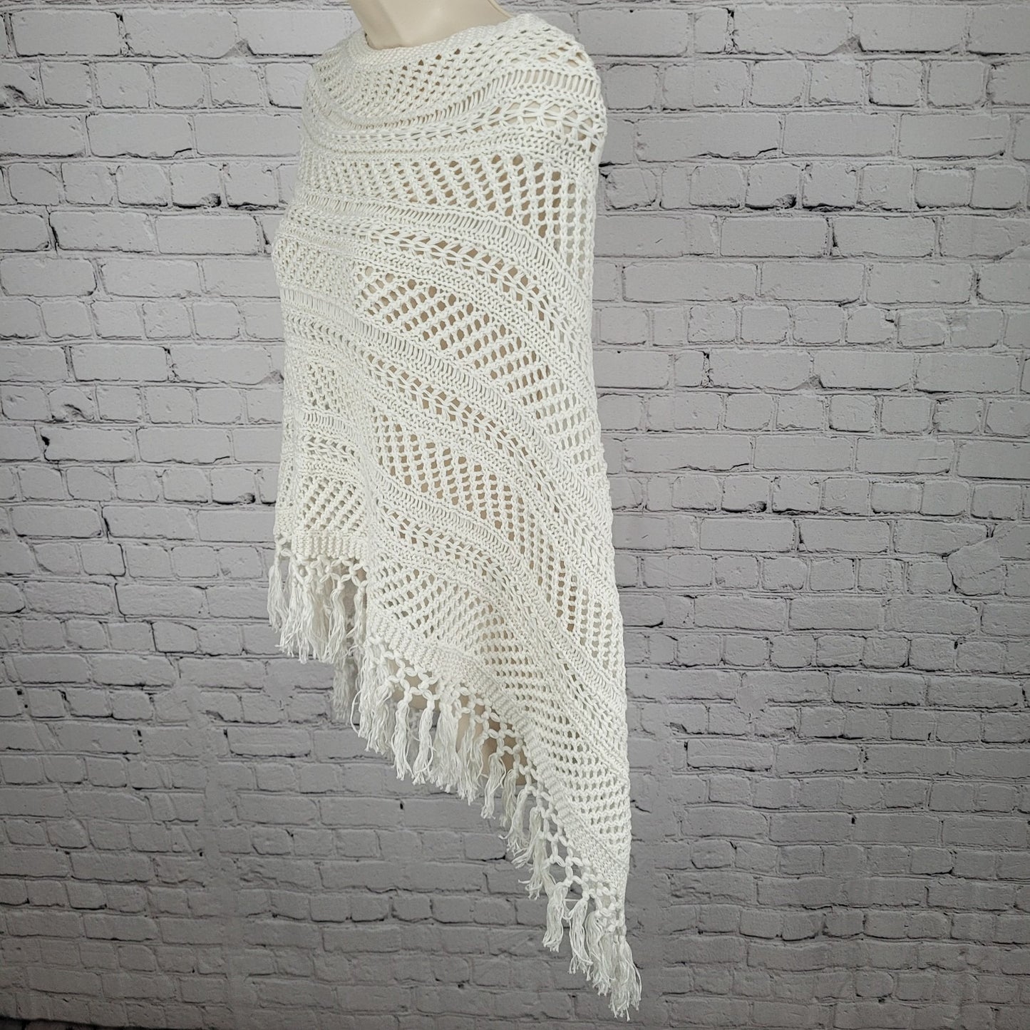 Lilly Pulitzer White Open Knit Crochet Tassel Pullover Shawl Cape One Size