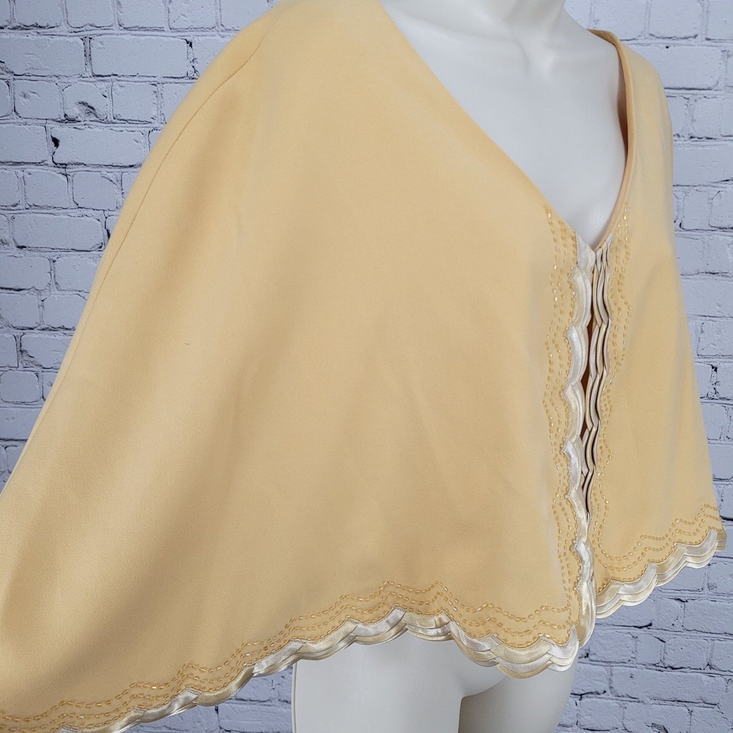 VTG Natalie Barri Yellow Beaded & Gold Trim Lined Lightweight Shawl Size 24W