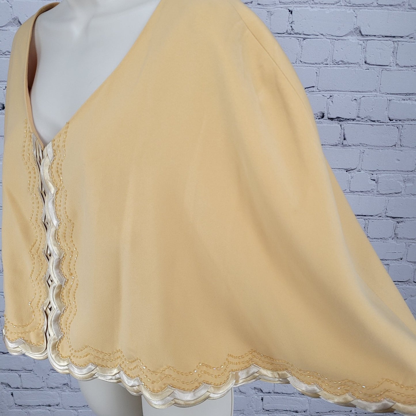 VTG Natalie Barri Yellow Beaded & Gold Trim Lined Lightweight Shawl Size 24W